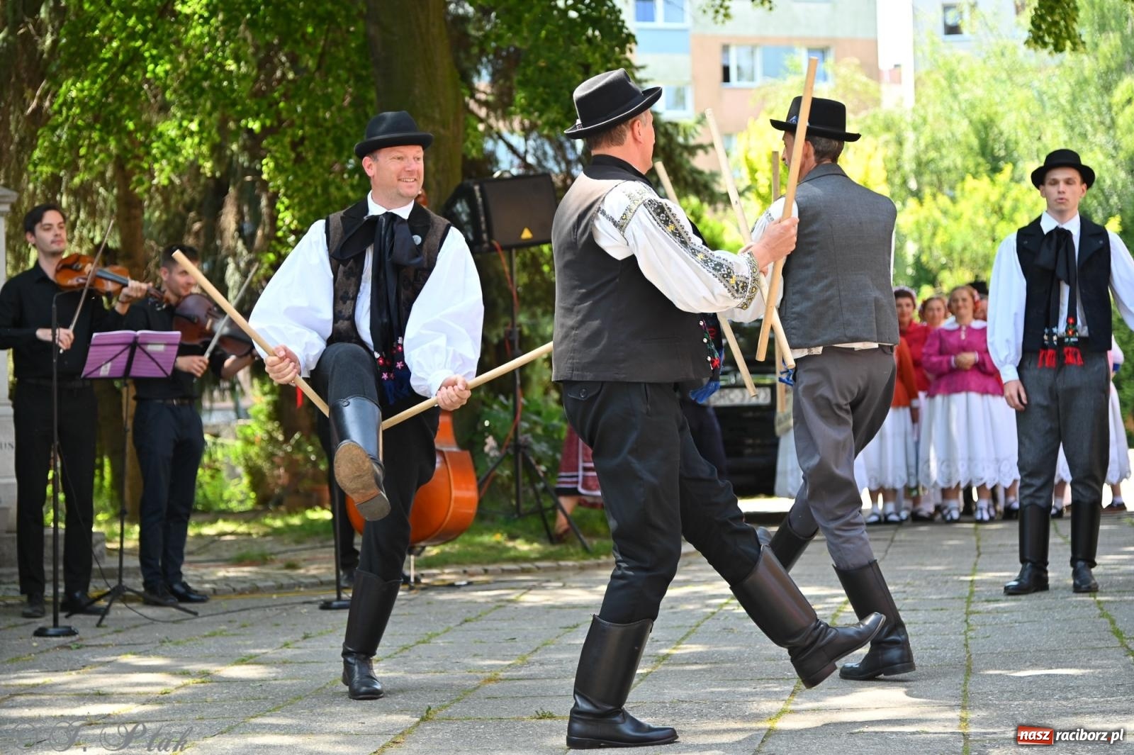 Zdjęcie w galerii na portalu naszraciborz.pl: Msza święta w okrąglaku z udziałem artystów z Chorwacji i Węgier wiadomości z regionu