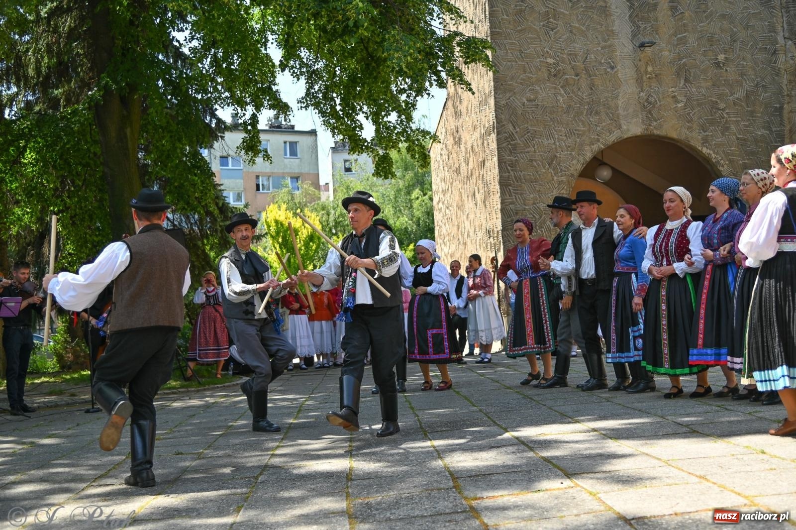 Zdjęcie w galerii na portalu naszraciborz.pl: Msza święta w okrąglaku z udziałem artystów z Chorwacji i Węgier wiadomości z regionu
