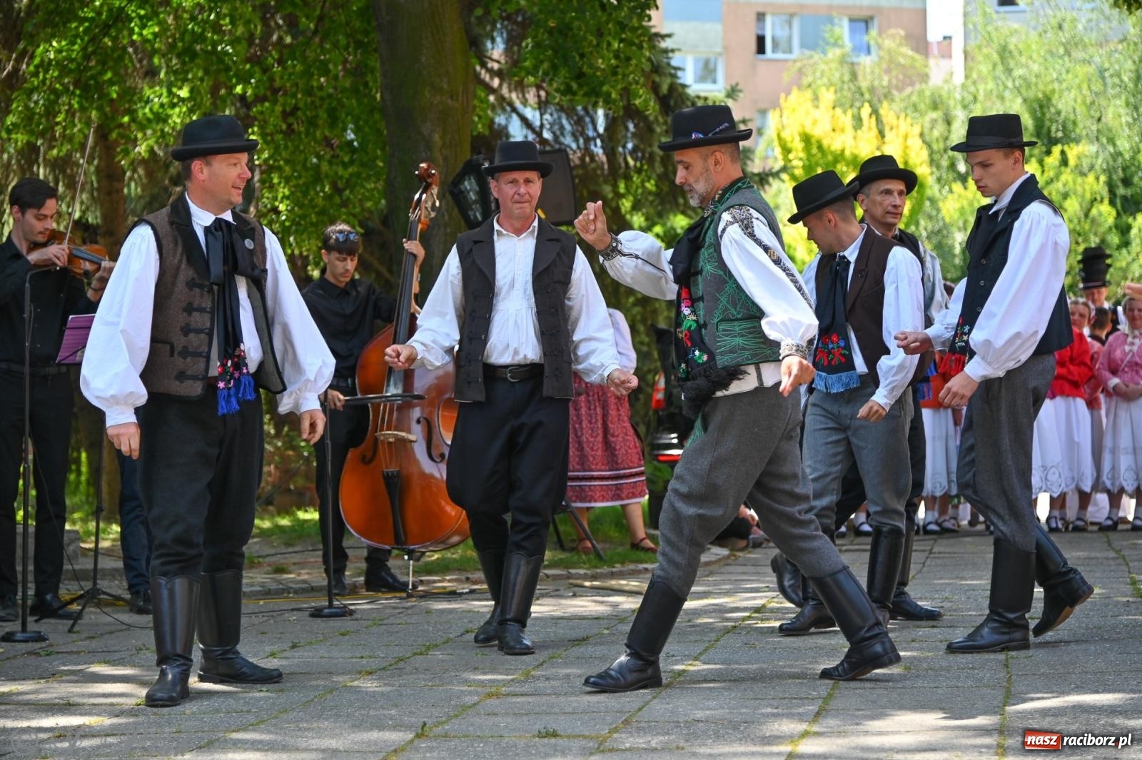 Zdjęcie w galerii na portalu naszraciborz.pl: Msza święta w okrąglaku z udziałem artystów z Chorwacji i Węgier wiadomości z regionu
