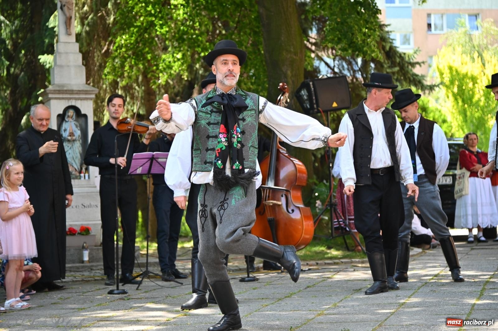 Zdjęcie w galerii na portalu naszraciborz.pl: Msza święta w okrąglaku z udziałem artystów z Chorwacji i Węgier wiadomości z regionu