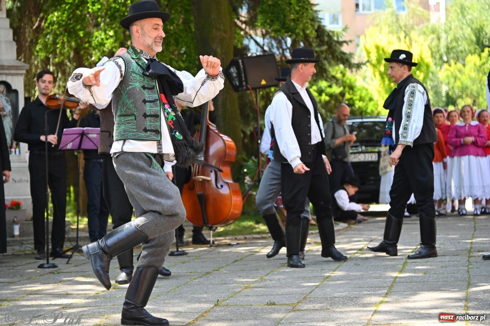 Zdjęcie w galerii na portalu naszraciborz.pl: Msza święta w okrąglaku z udziałem artystów z Chorwacji i Węgier wiadomości z regionu