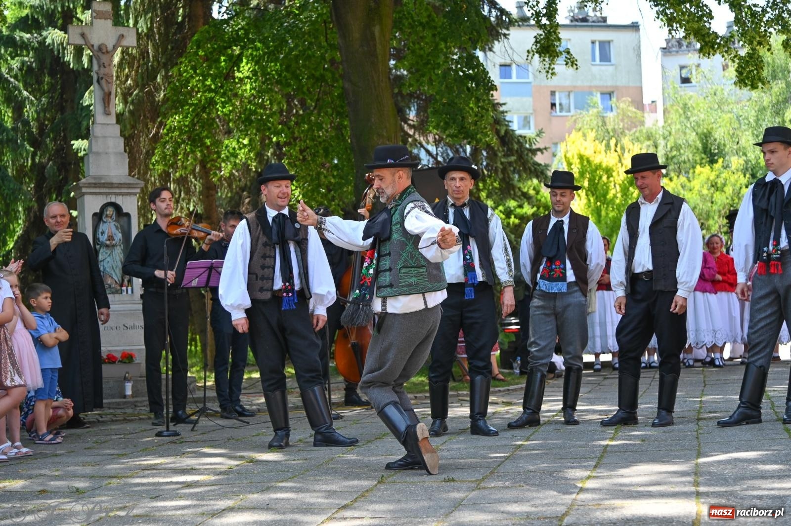 Zdjęcie w galerii na portalu naszraciborz.pl: Msza święta w okrąglaku z udziałem artystów z Chorwacji i Węgier wiadomości z regionu