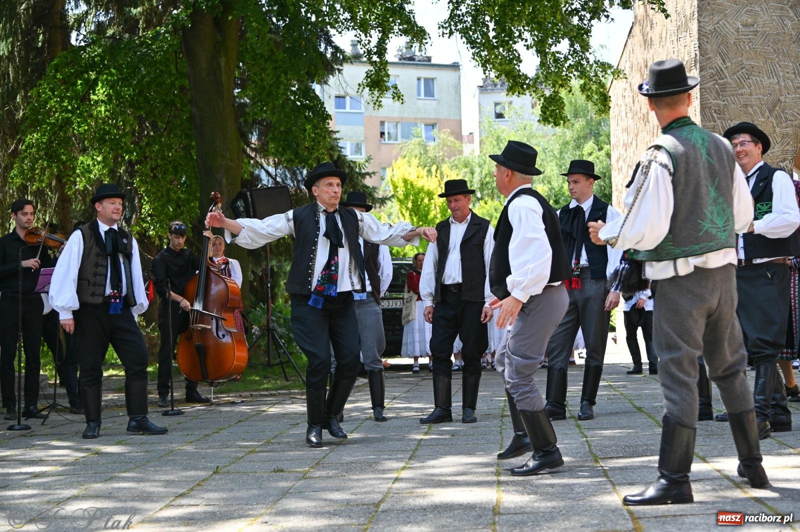 Zdjęcie w galerii na portalu naszraciborz.pl: Msza święta w okrąglaku z udziałem artystów z Chorwacji i Węgier wiadomości z regionu
