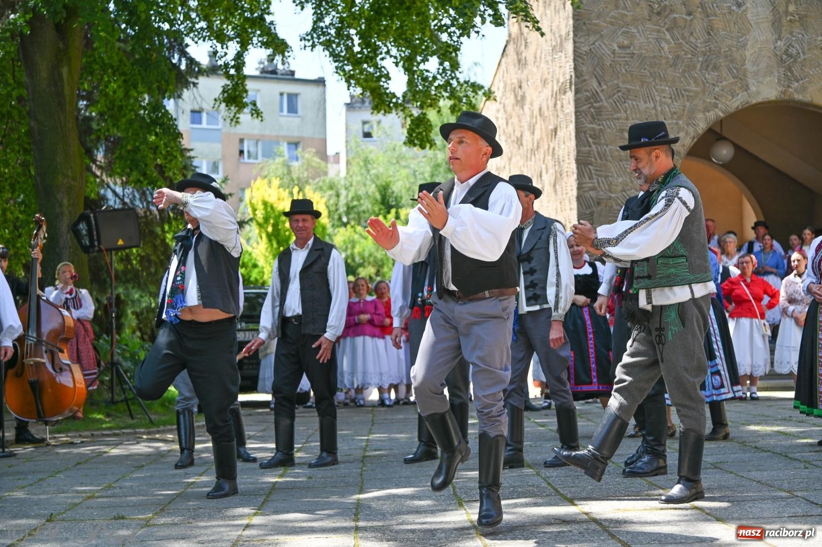 Zdjęcie w galerii na portalu naszraciborz.pl: Msza święta w okrąglaku z udziałem artystów z Chorwacji i Węgier wiadomości z regionu