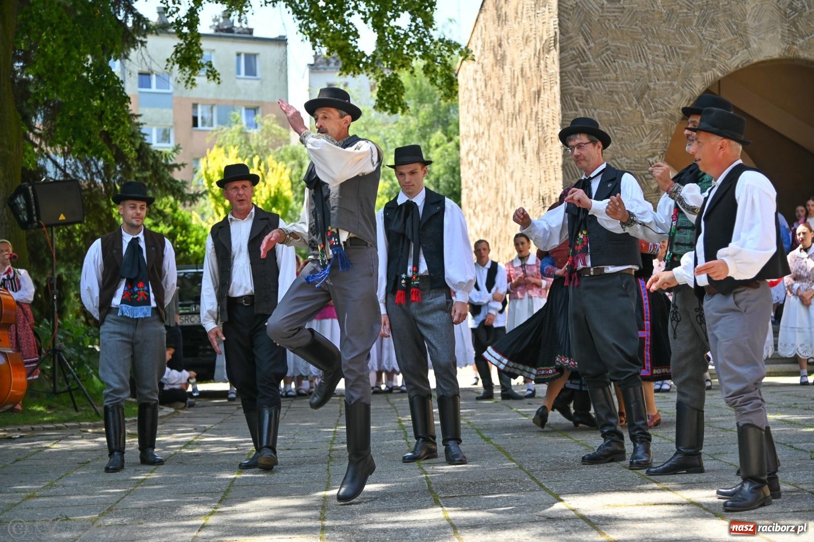 Zdjęcie w galerii na portalu naszraciborz.pl: Msza święta w okrąglaku z udziałem artystów z Chorwacji i Węgier wiadomości z regionu