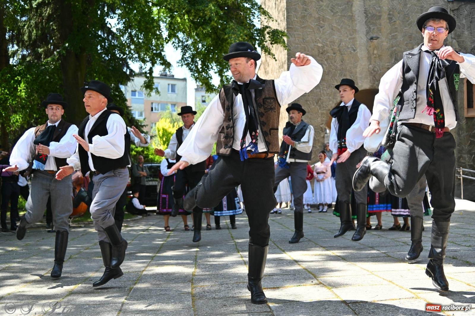 Zdjęcie w galerii na portalu naszraciborz.pl: Msza święta w okrąglaku z udziałem artystów z Chorwacji i Węgier wiadomości z regionu