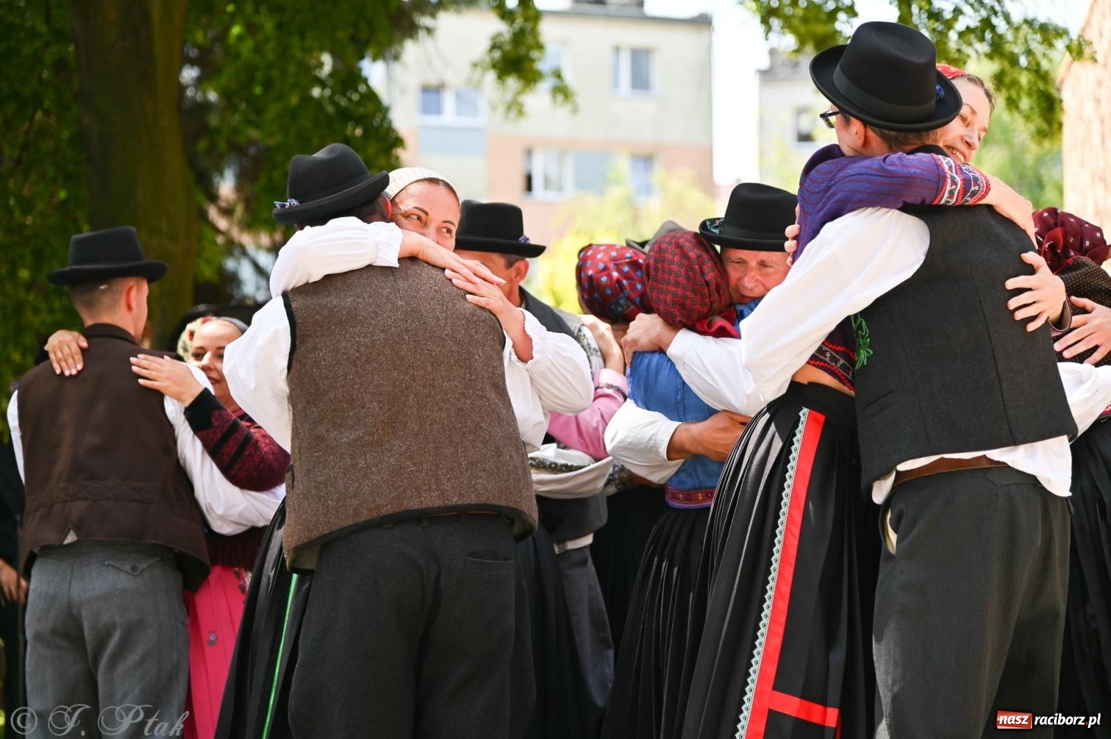 Zdjęcie w galerii na portalu naszraciborz.pl: Msza święta w okrąglaku z udziałem artystów z Chorwacji i Węgier wiadomości z regionu
