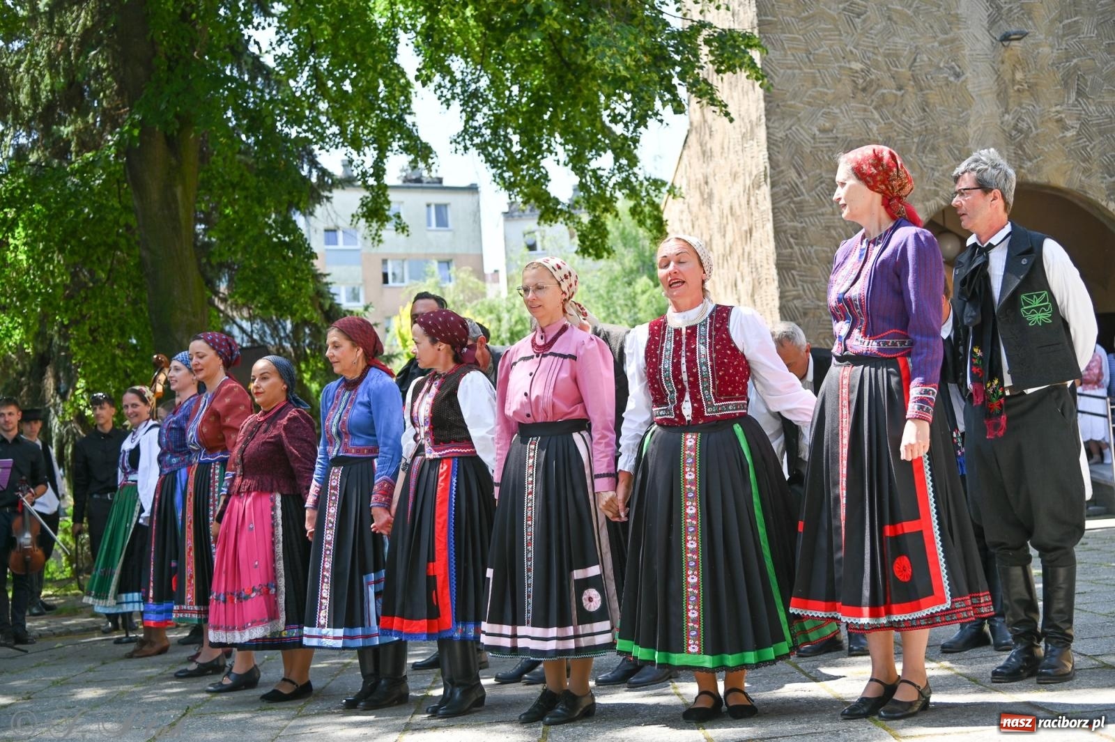 Zdjęcie w galerii na portalu naszraciborz.pl: Msza święta w okrąglaku z udziałem artystów z Chorwacji i Węgier wiadomości z regionu