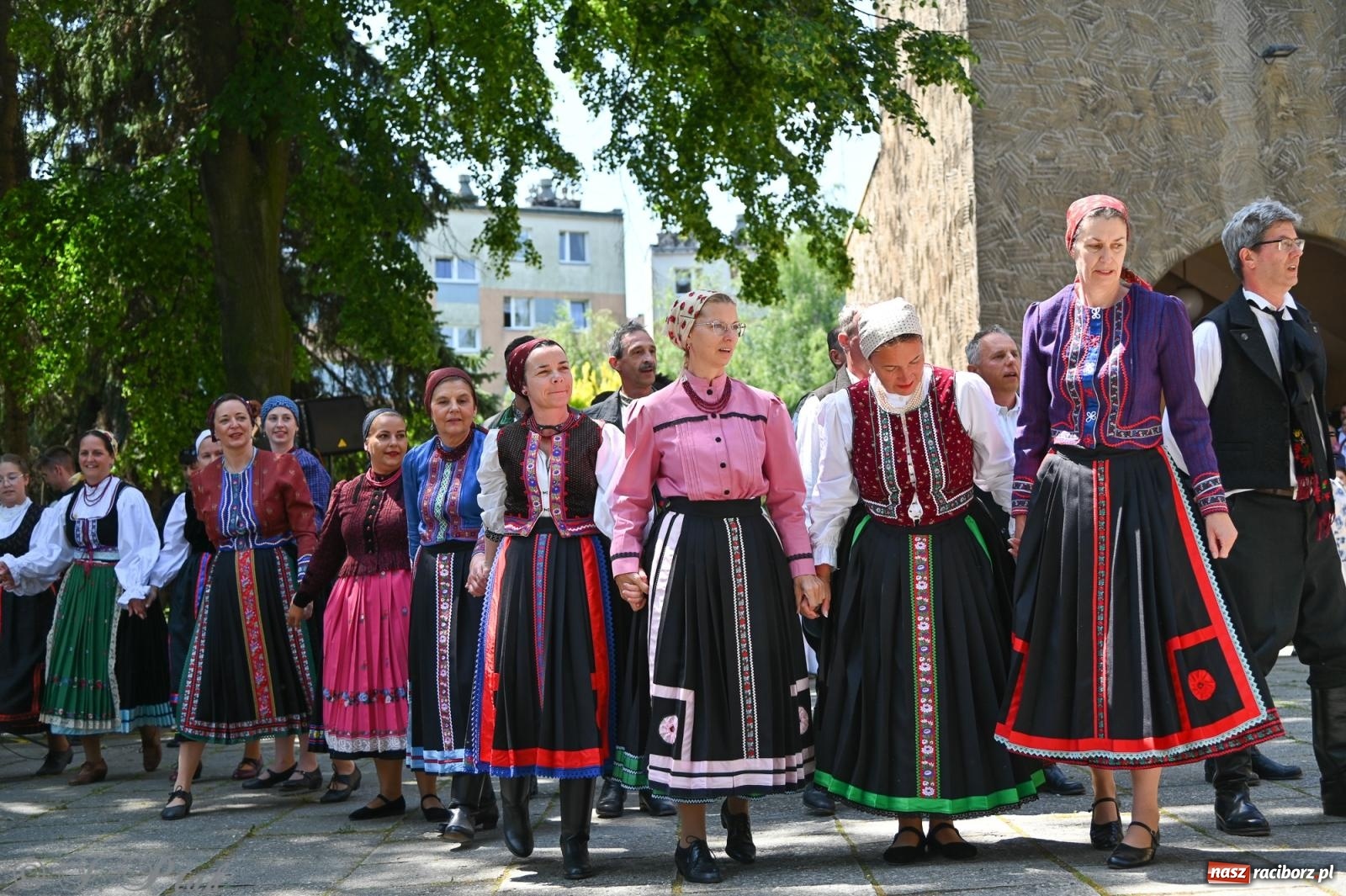 Zdjęcie w galerii na portalu naszraciborz.pl: Msza święta w okrąglaku z udziałem artystów z Chorwacji i Węgier wiadomości z regionu