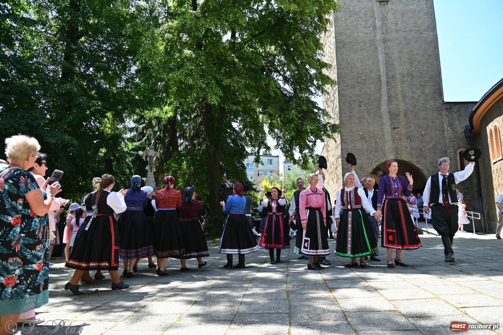 Zdjęcie w galerii na portalu naszraciborz.pl: Msza święta w okrąglaku z udziałem artystów z Chorwacji i Węgier wiadomości z regionu