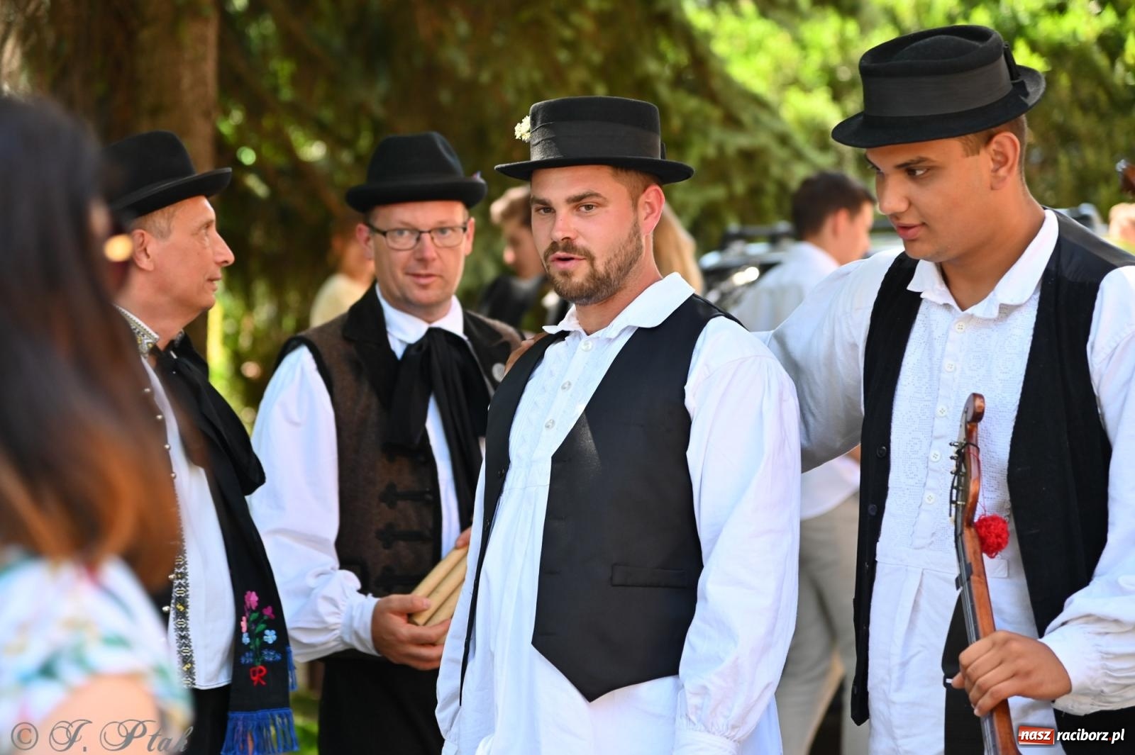 Zdjęcie w galerii na portalu naszraciborz.pl: Msza święta w okrąglaku z udziałem artystów z Chorwacji i Węgier wiadomości z regionu