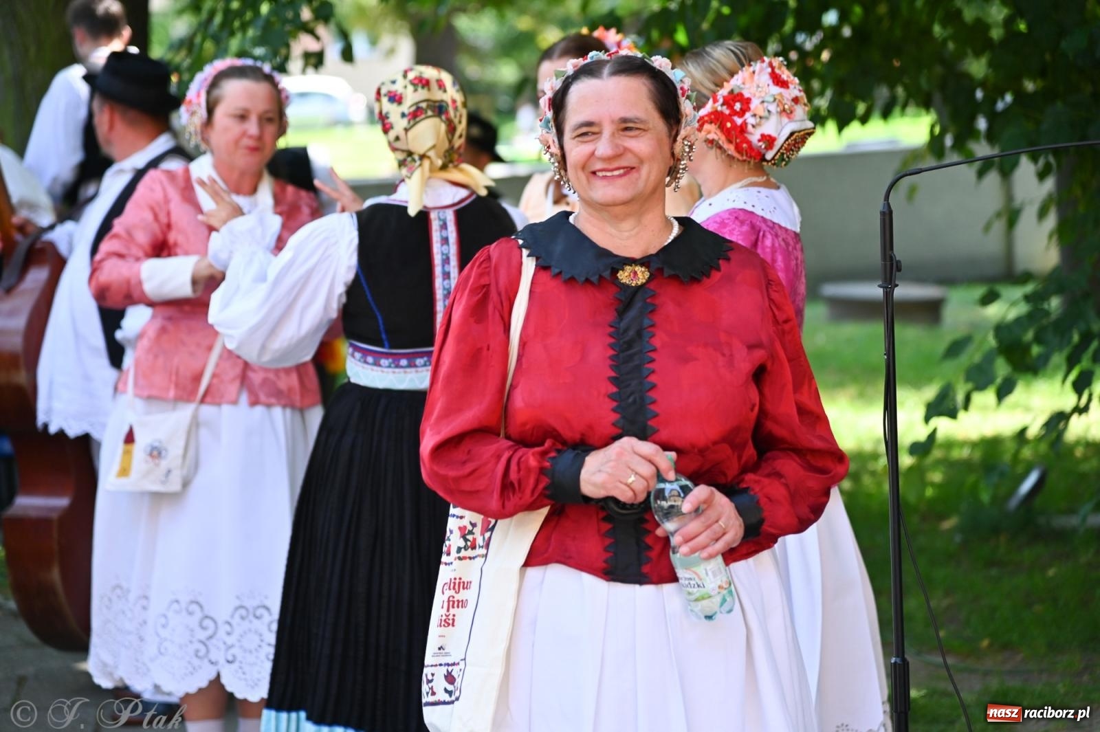 Zdjęcie w galerii na portalu naszraciborz.pl: Msza święta w okrąglaku z udziałem artystów z Chorwacji i Węgier wiadomości z regionu