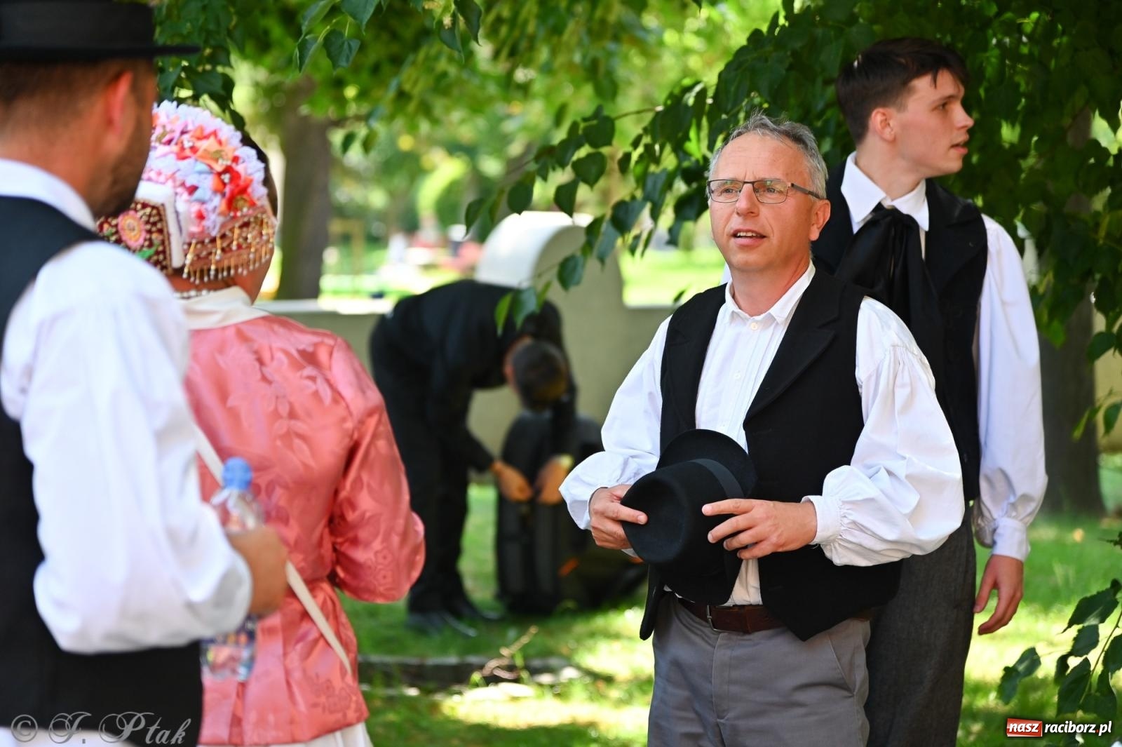 Zdjęcie w galerii na portalu naszraciborz.pl: Msza święta w okrąglaku z udziałem artystów z Chorwacji i Węgier wiadomości z regionu