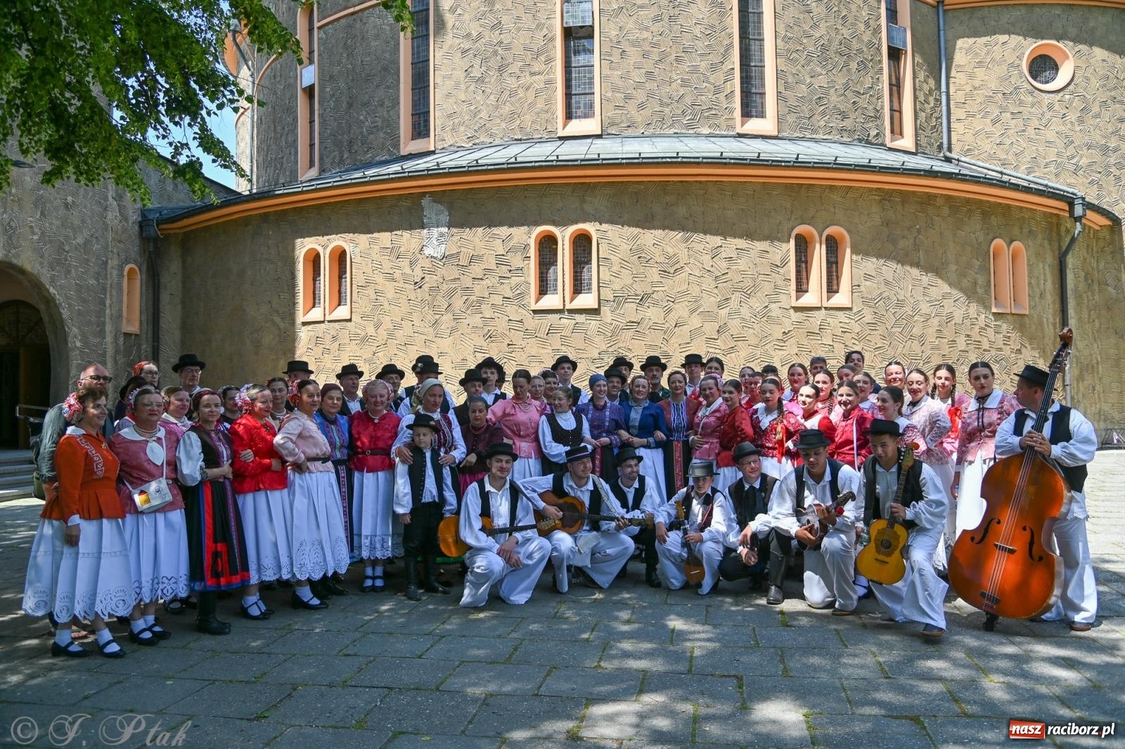 Zdjęcie w galerii na portalu naszraciborz.pl: Msza święta w okrąglaku z udziałem artystów z Chorwacji i Węgier wiadomości z regionu