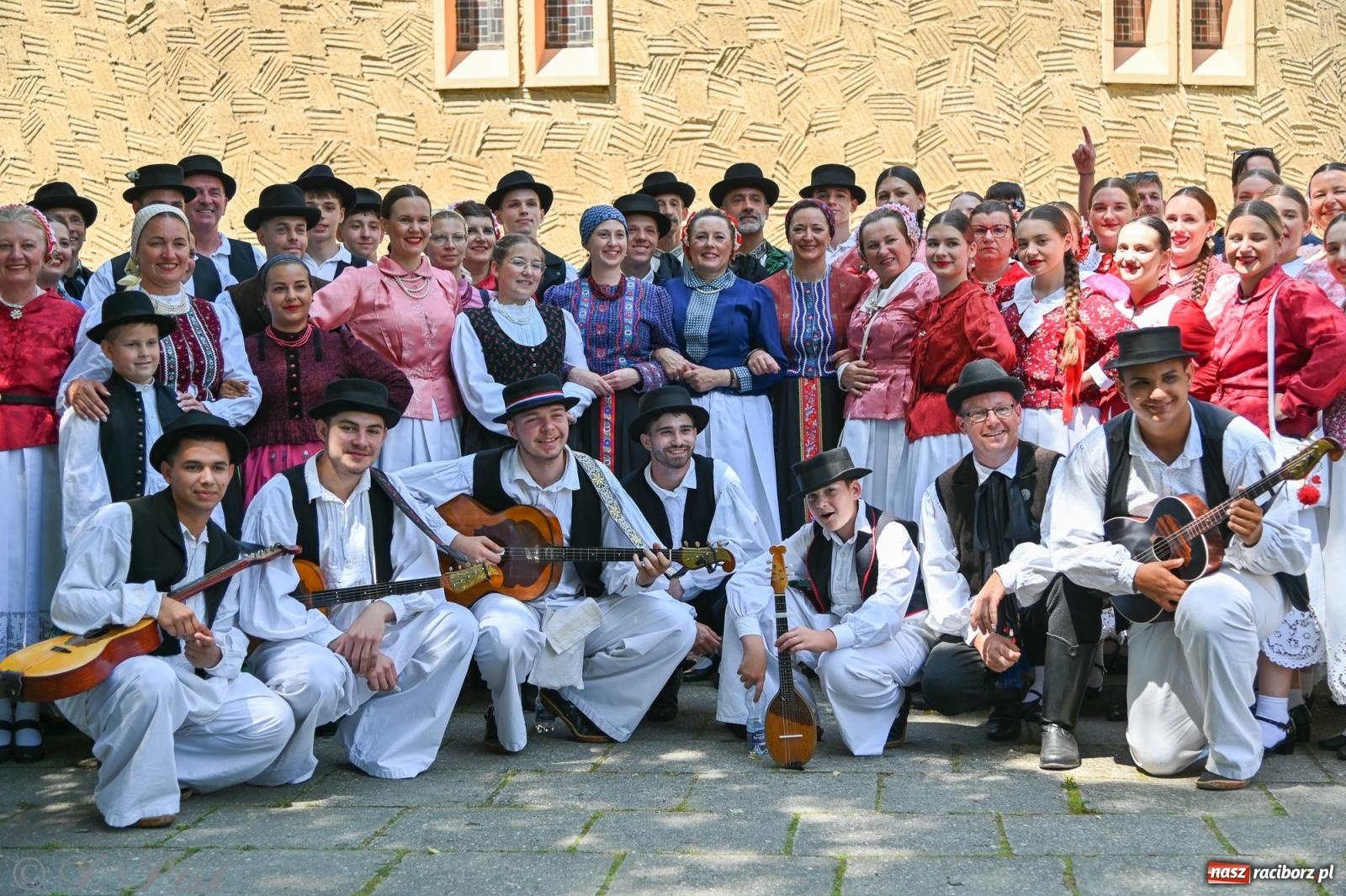 Zdjęcie w galerii na portalu naszraciborz.pl: Msza święta w okrąglaku z udziałem artystów z Chorwacji i Węgier wiadomości z regionu