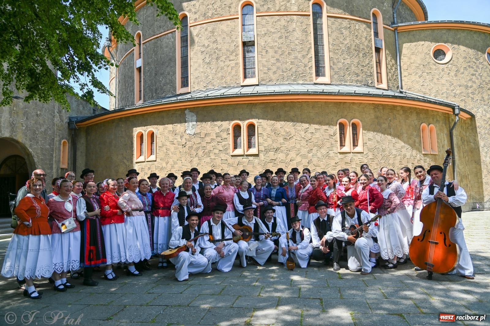 Zdjęcie w galerii na portalu naszraciborz.pl: Msza święta w okrąglaku z udziałem artystów z Chorwacji i Węgier wiadomości z regionu