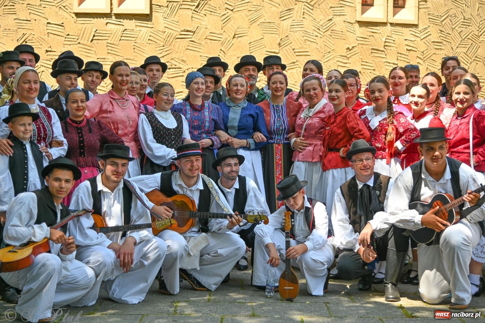 Zdjęcie w galerii na portalu naszraciborz.pl: Msza święta w okrąglaku z udziałem artystów z Chorwacji i Węgier wiadomości z regionu