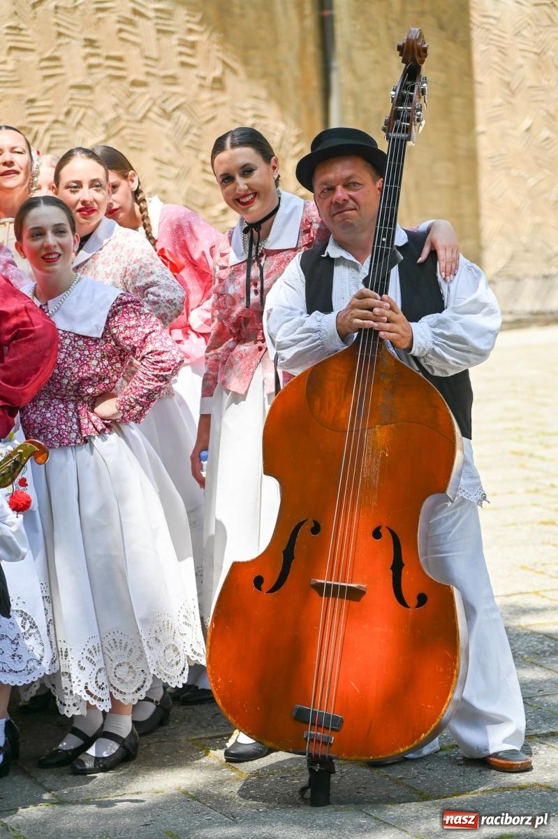 Zdjęcie w galerii na portalu naszraciborz.pl: Msza święta w okrąglaku z udziałem artystów z Chorwacji i Węgier wiadomości z regionu