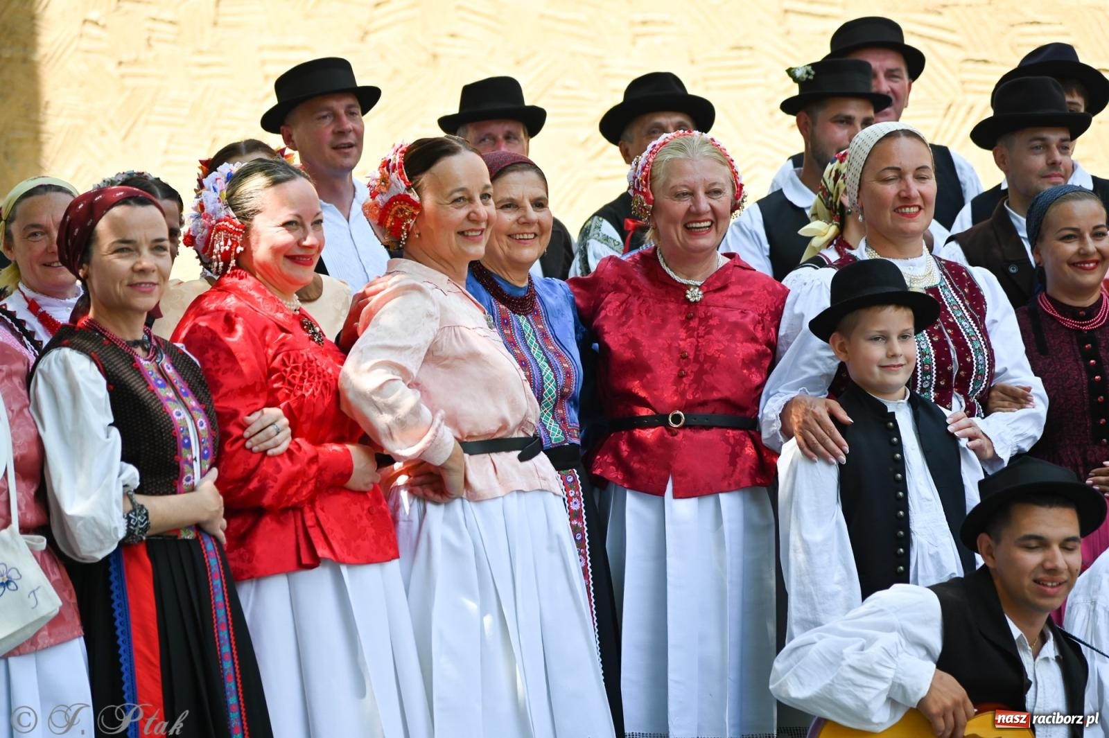 Zdjęcie w galerii na portalu naszraciborz.pl: Msza święta w okrąglaku z udziałem artystów z Chorwacji i Węgier wiadomości z regionu