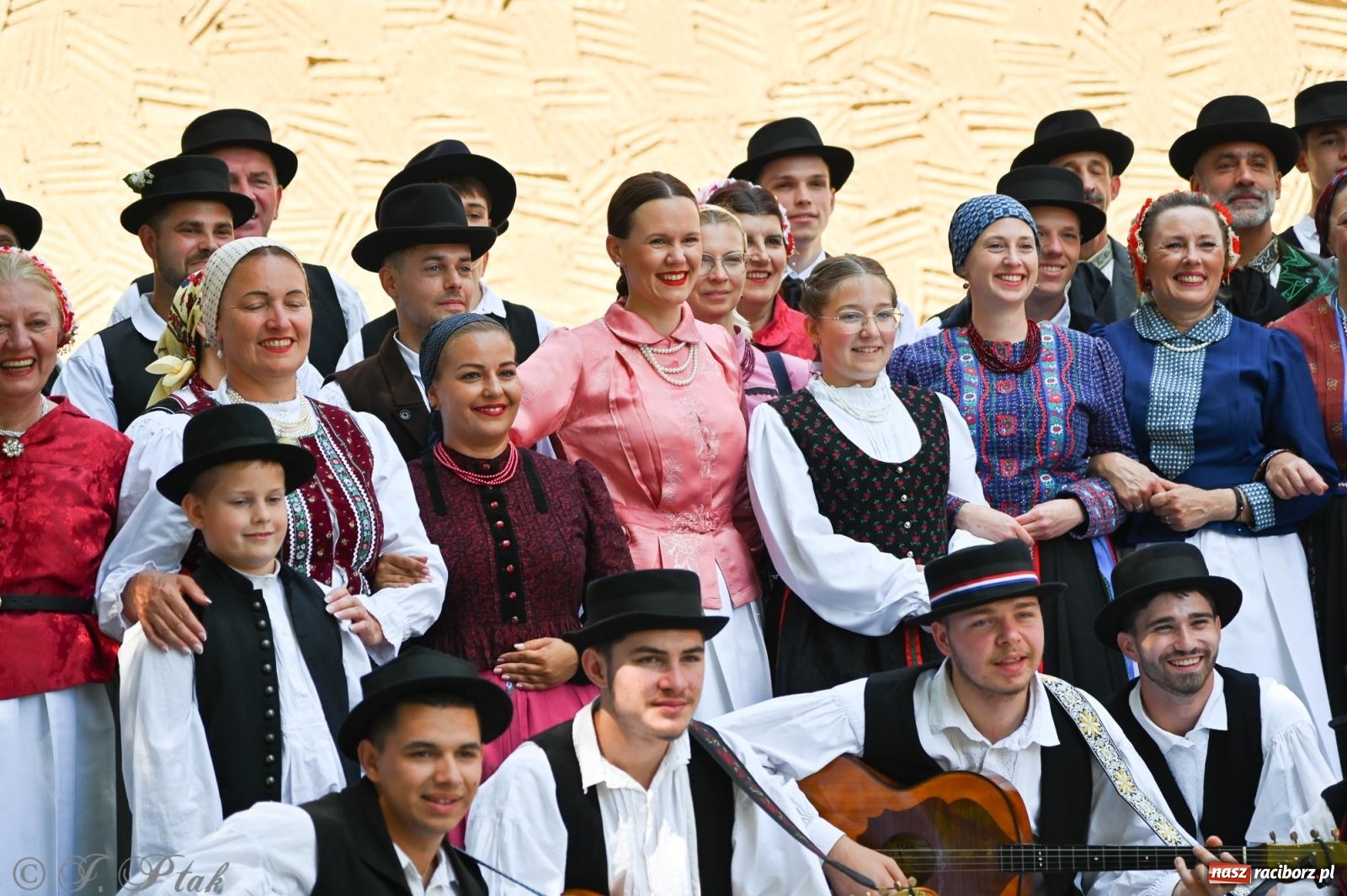 Zdjęcie w galerii na portalu naszraciborz.pl: Msza święta w okrąglaku z udziałem artystów z Chorwacji i Węgier wiadomości z regionu