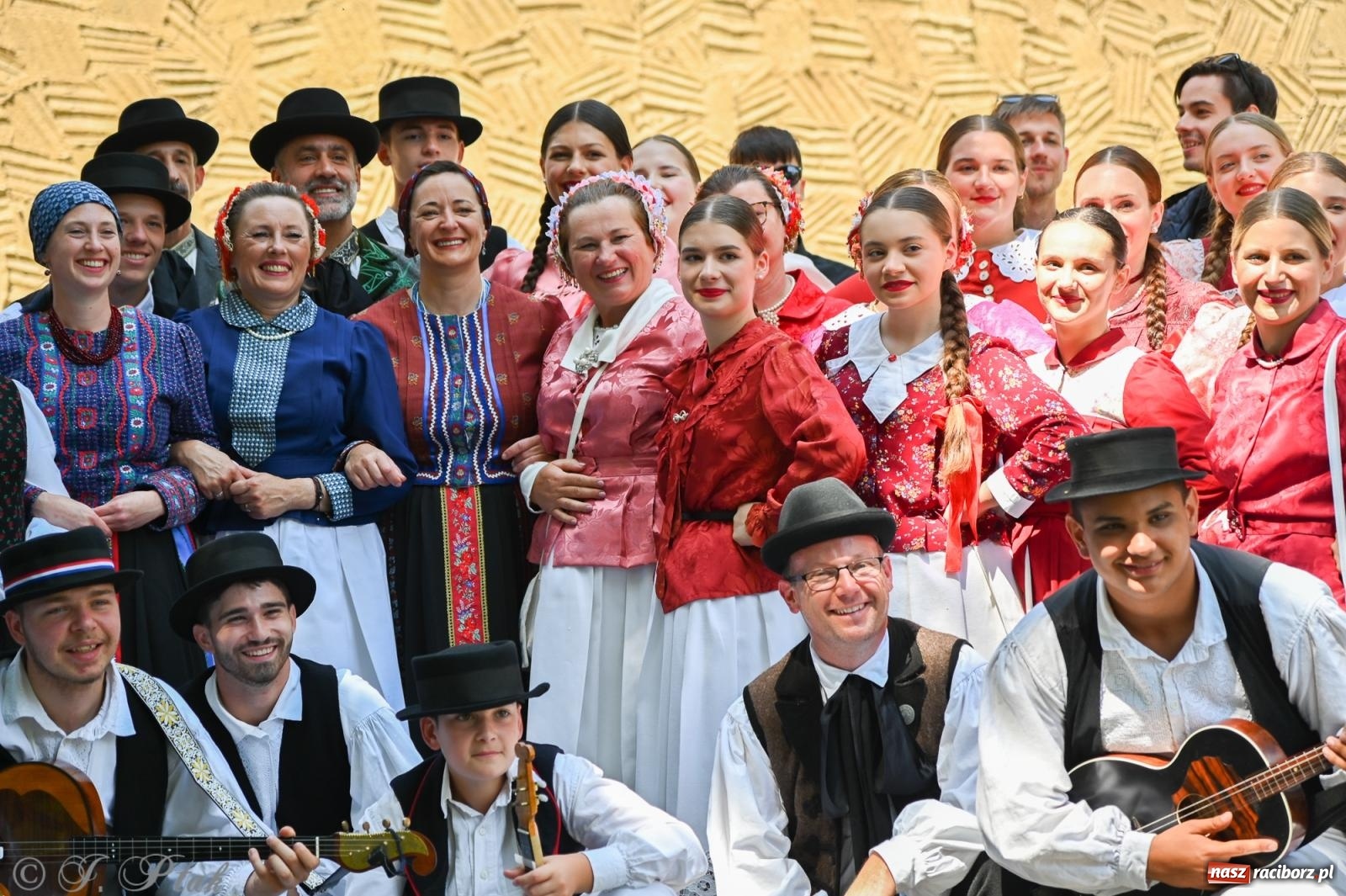 Zdjęcie w galerii na portalu naszraciborz.pl: Msza święta w okrąglaku z udziałem artystów z Chorwacji i Węgier wiadomości z regionu