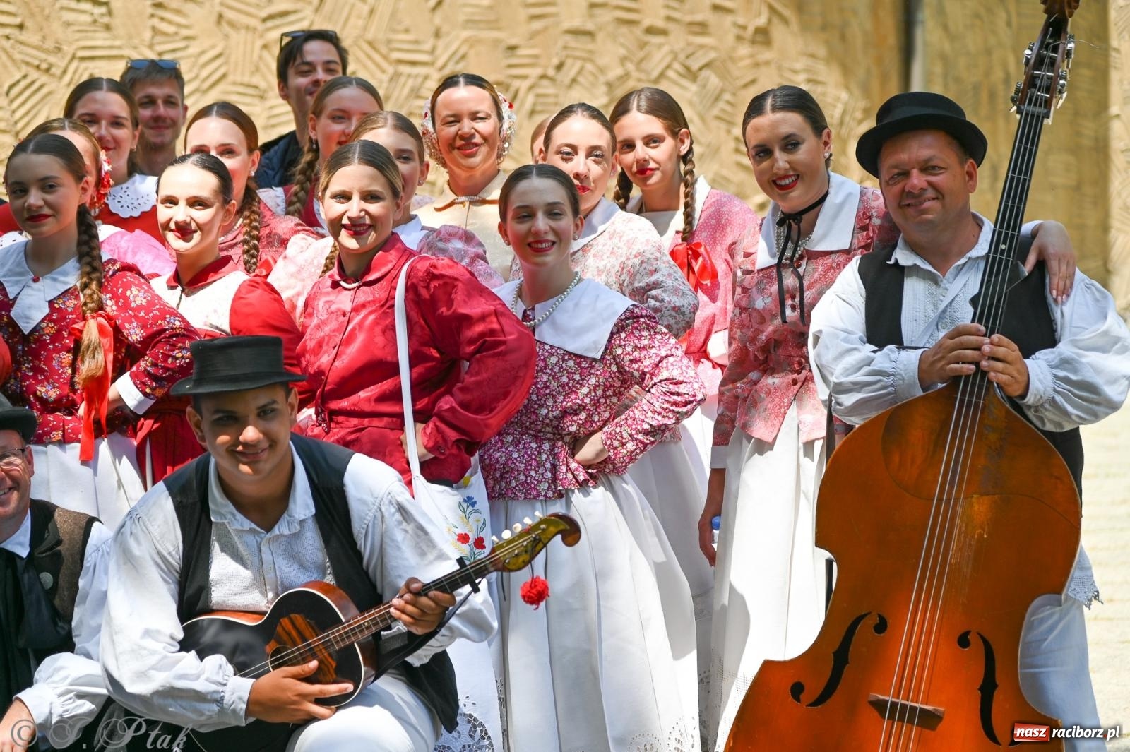 Zdjęcie w galerii na portalu naszraciborz.pl: Msza święta w okrąglaku z udziałem artystów z Chorwacji i Węgier wiadomości z regionu