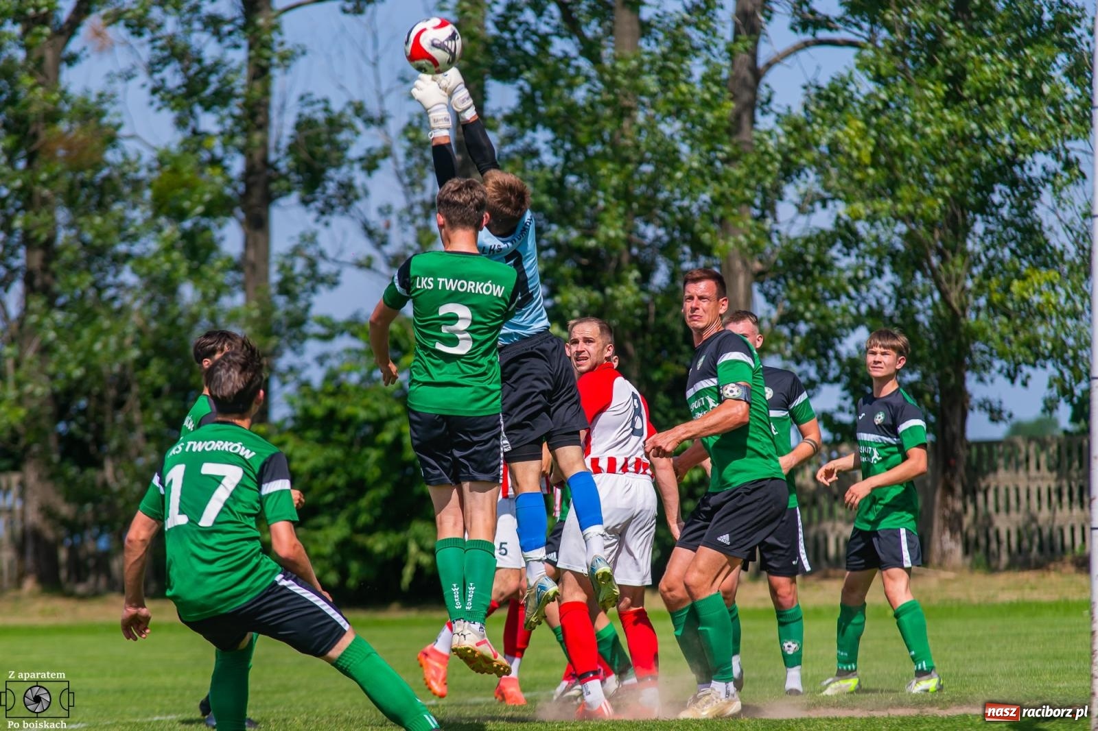 Zdjęcie w galerii na portalu naszraciborz.pl: Derbowe emocje i powrót do A klasy: Owsiszcze górą w barażowym starciu z rezerwami Tworkowa [FOTO] wiadomości z regionu