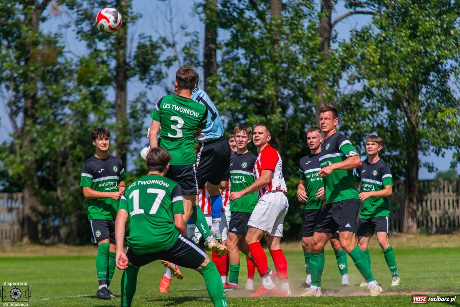 Zdjęcie w galerii na portalu naszraciborz.pl: Derbowe emocje i powrót do A klasy: Owsiszcze górą w barażowym starciu z rezerwami Tworkowa [FOTO] wiadomości z regionu