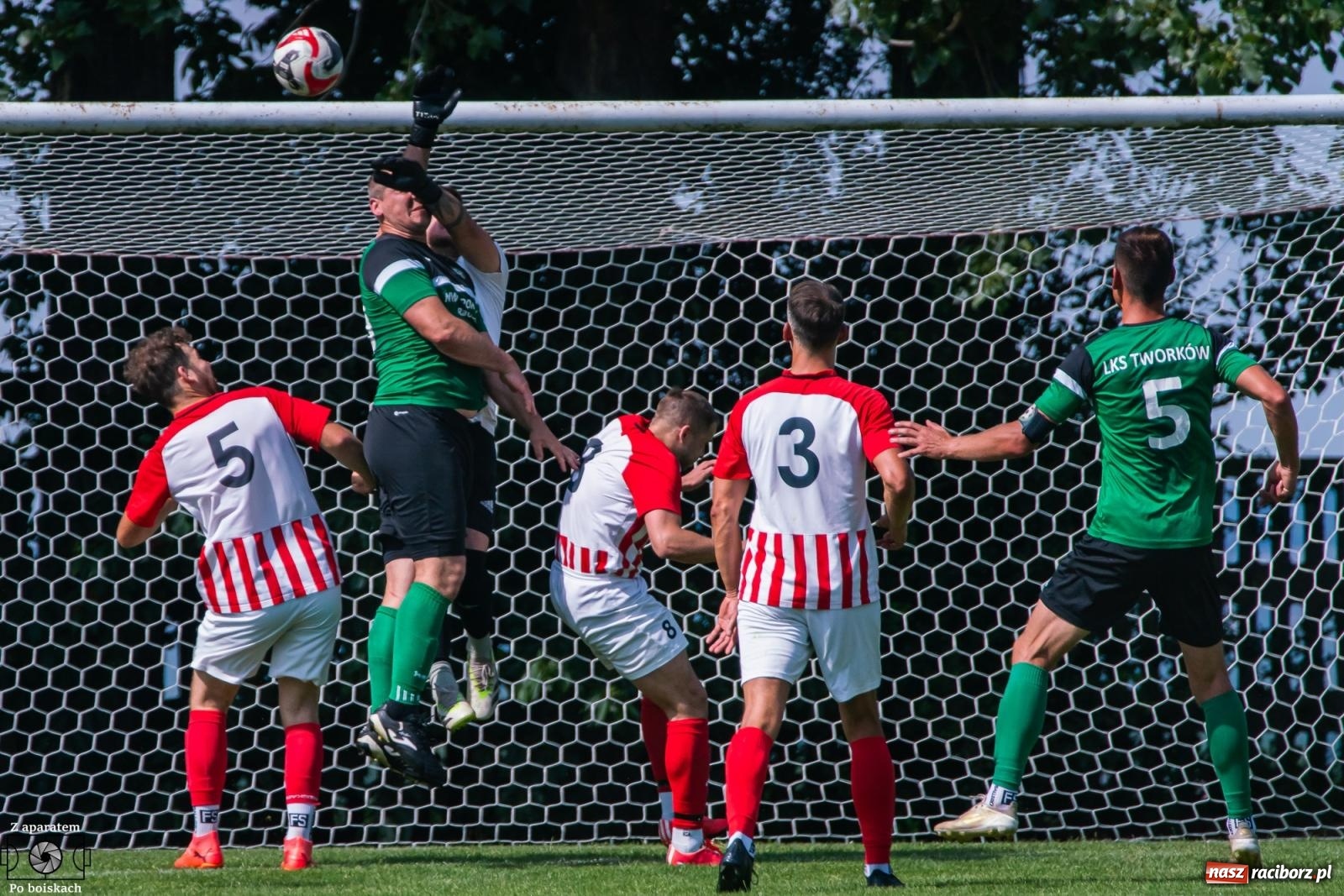 Zdjęcie w galerii na portalu naszraciborz.pl: Derbowe emocje i powrót do A klasy: Owsiszcze górą w barażowym starciu z rezerwami Tworkowa [FOTO] wiadomości z regionu