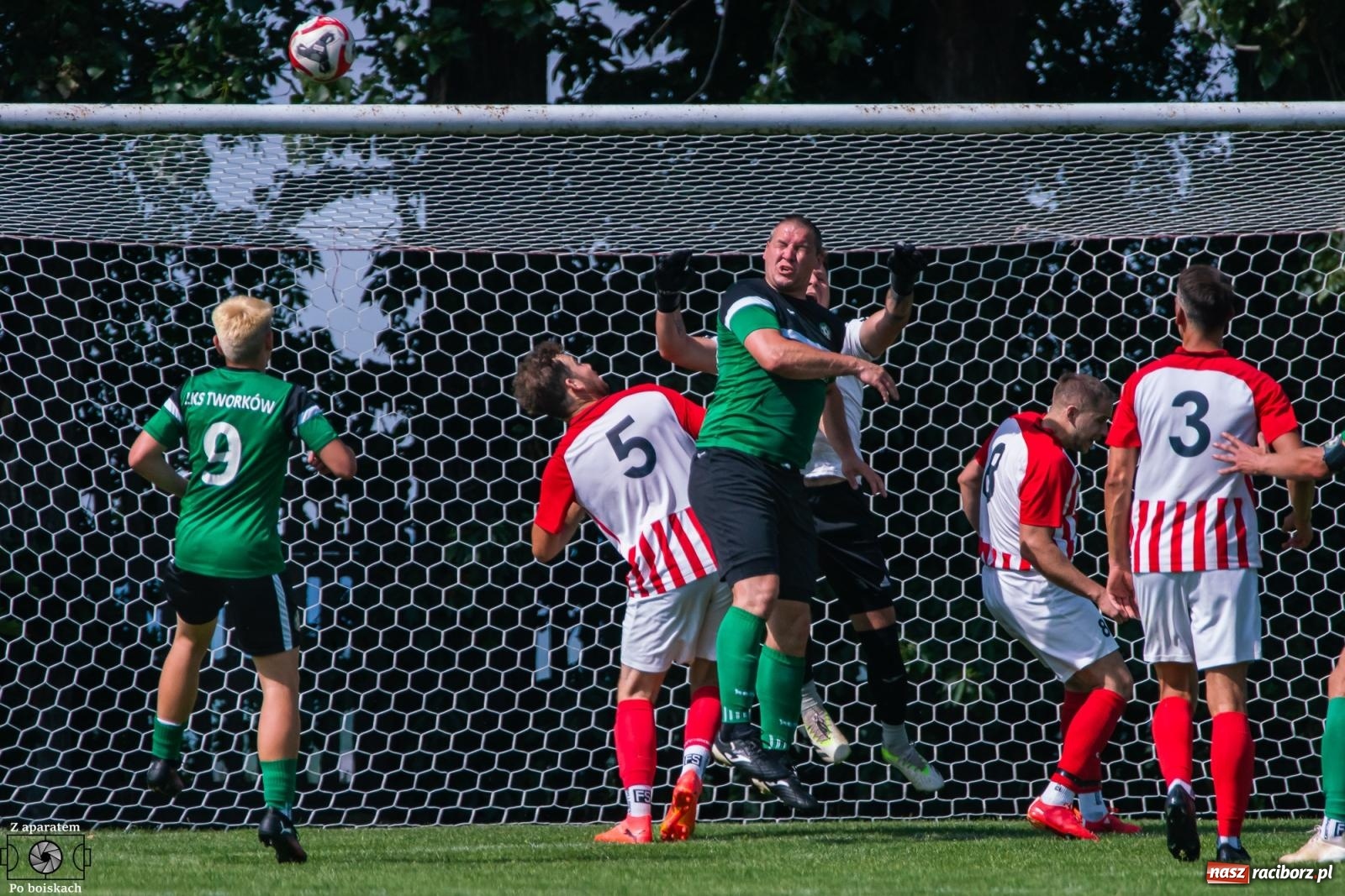 Zdjęcie w galerii na portalu naszraciborz.pl: Derbowe emocje i powrót do A klasy: Owsiszcze górą w barażowym starciu z rezerwami Tworkowa [FOTO] wiadomości z regionu