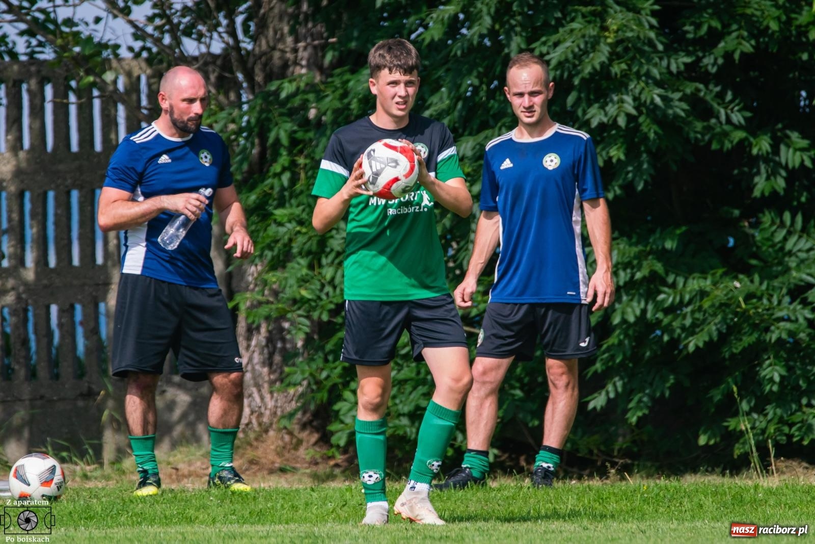Zdjęcie w galerii na portalu naszraciborz.pl: Derbowe emocje i powrót do A klasy: Owsiszcze górą w barażowym starciu z rezerwami Tworkowa [FOTO] wiadomości z regionu