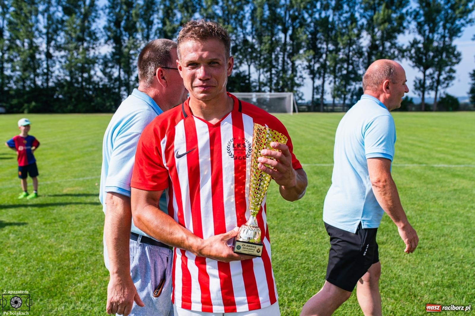 Zdjęcie w galerii na portalu naszraciborz.pl: Derbowe emocje i powrót do A klasy: Owsiszcze górą w barażowym starciu z rezerwami Tworkowa [FOTO] wiadomości z regionu
