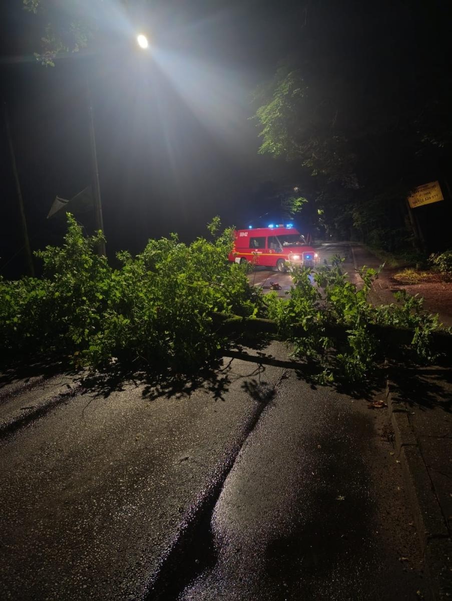 Zdjęcie w galerii na portalu naszraciborz.pl: Silny wiatr, zapach gazu i wojenne znalezisko. Pracowita doba raciborskich strażaków wiadomości z regionu
