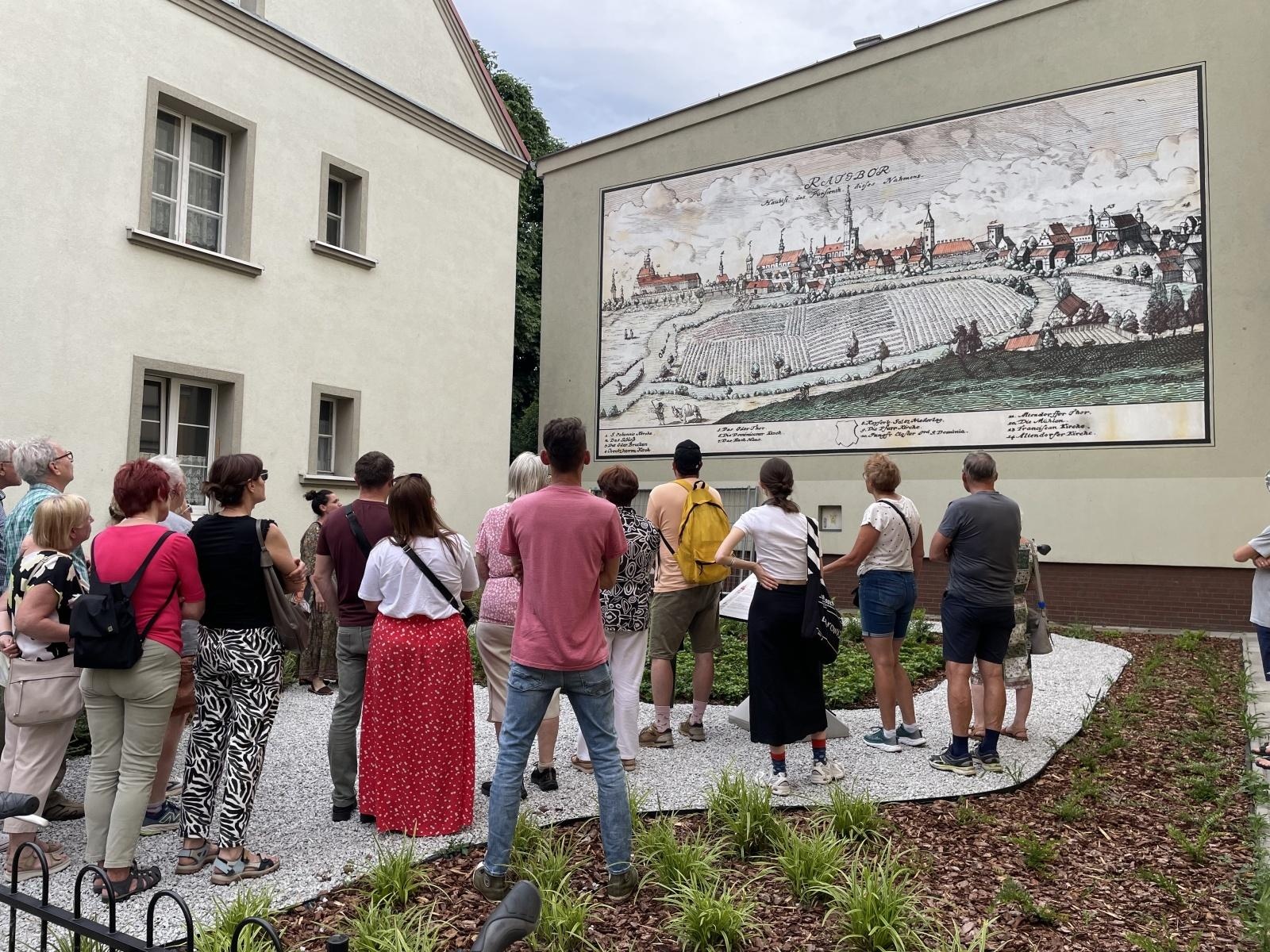 Zdjęcie w galerii na portalu naszraciborz.pl: Spacer śladami raciborskich murali wiadomości z regionu