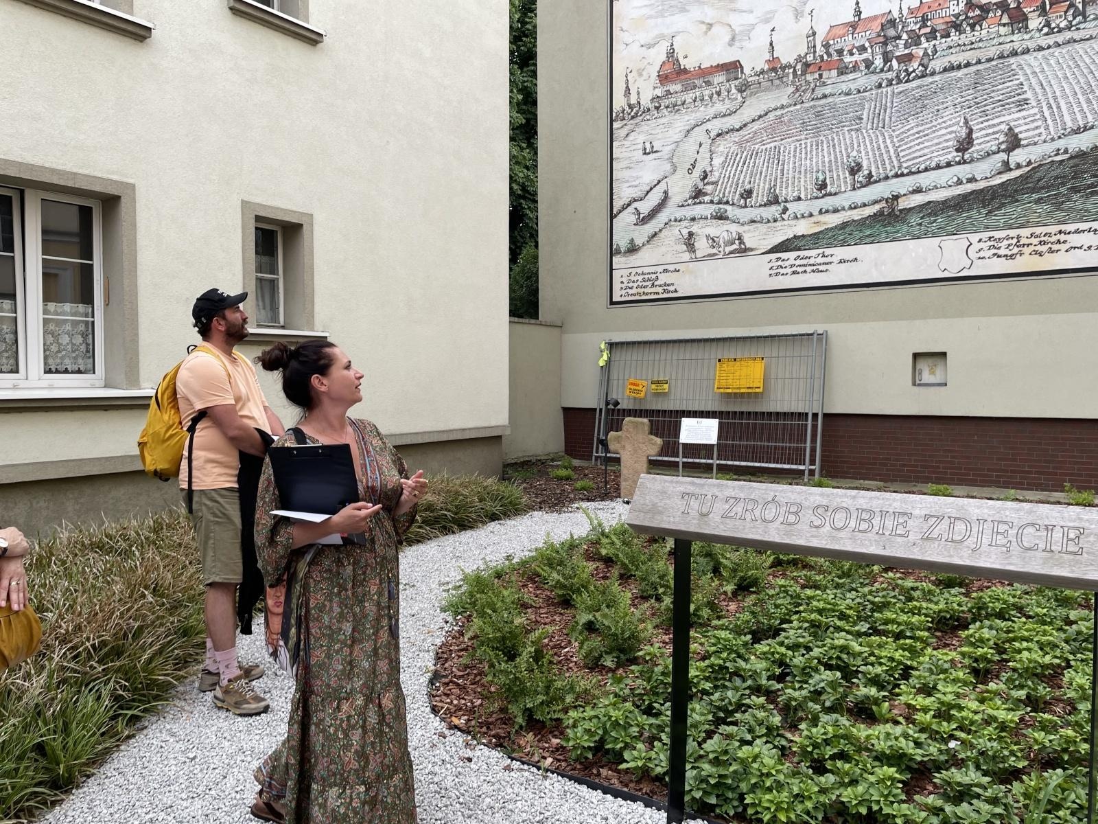 Zdjęcie w galerii na portalu naszraciborz.pl: Spacer śladami raciborskich murali wiadomości z regionu