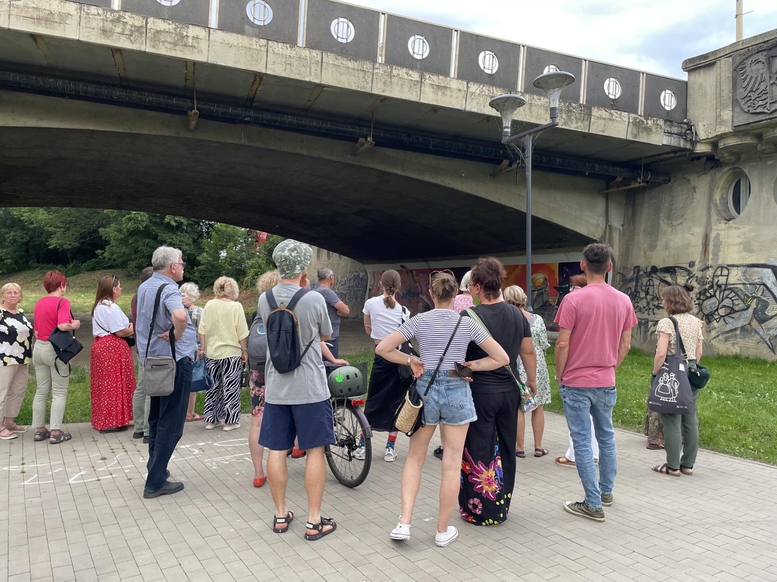 Zdjęcie w galerii na portalu naszraciborz.pl: Spacer śladami raciborskich murali wiadomości z regionu
