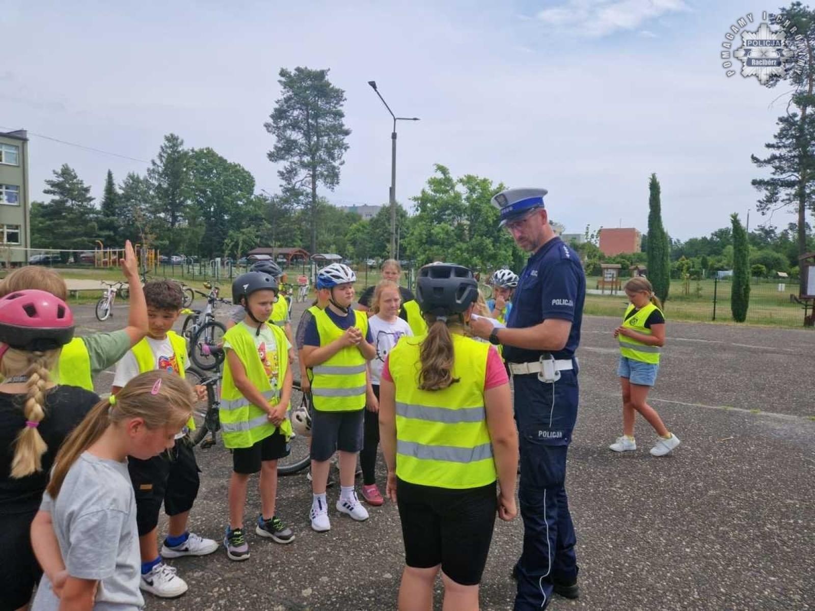 Zdjęcie w galerii na portalu naszraciborz.pl: Egzamin na kartę rowerową w Kuźni Raciborskiej – młodzi rowerzyści gotowi na wakacje wiadomości z regionu
