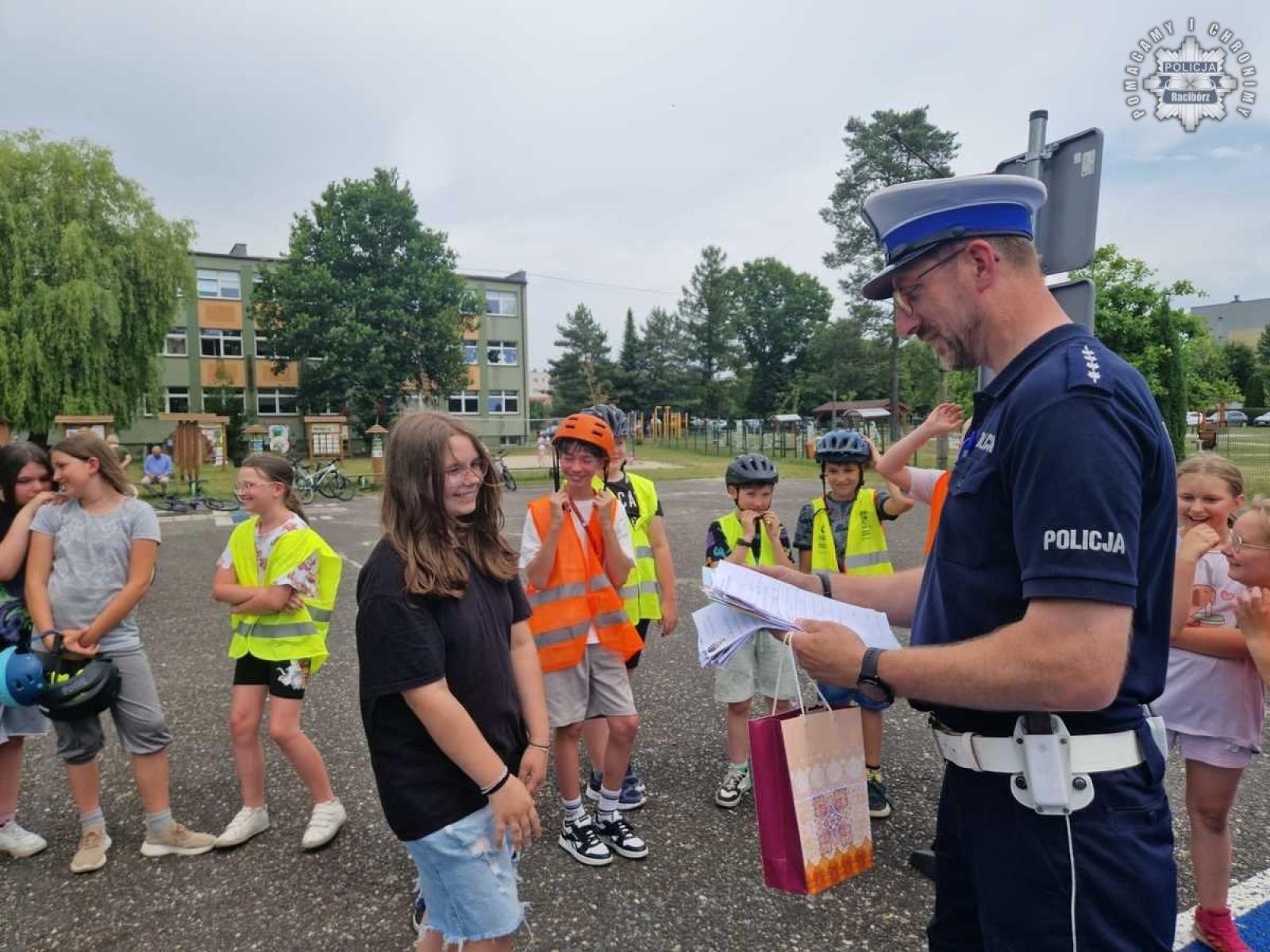 Zdjęcie w galerii na portalu naszraciborz.pl: Egzamin na kartę rowerową w Kuźni Raciborskiej – młodzi rowerzyści gotowi na wakacje wiadomości z regionu