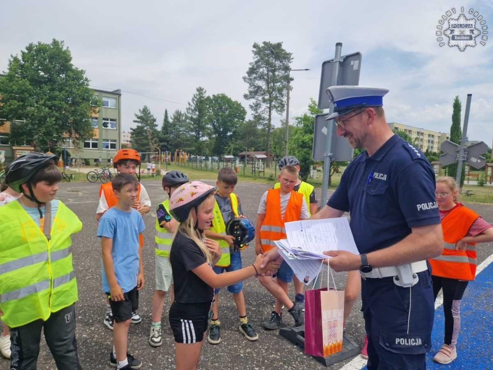 Zdjęcie w galerii na portalu naszraciborz.pl: Egzamin na kartę rowerową w Kuźni Raciborskiej – młodzi rowerzyści gotowi na wakacje wiadomości z regionu