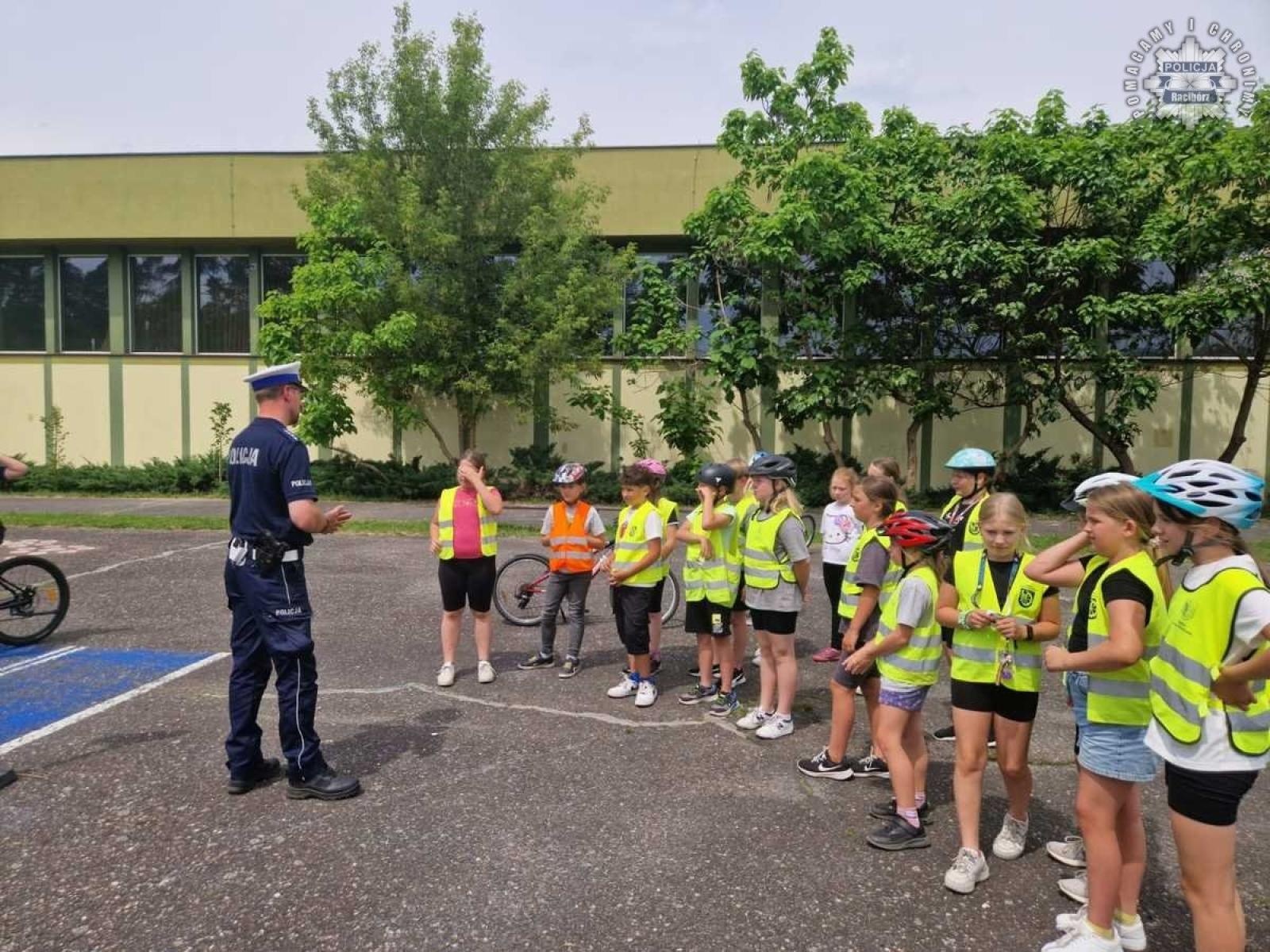Zdjęcie w galerii na portalu naszraciborz.pl: Egzamin na kartę rowerową w Kuźni Raciborskiej – młodzi rowerzyści gotowi na wakacje wiadomości z regionu