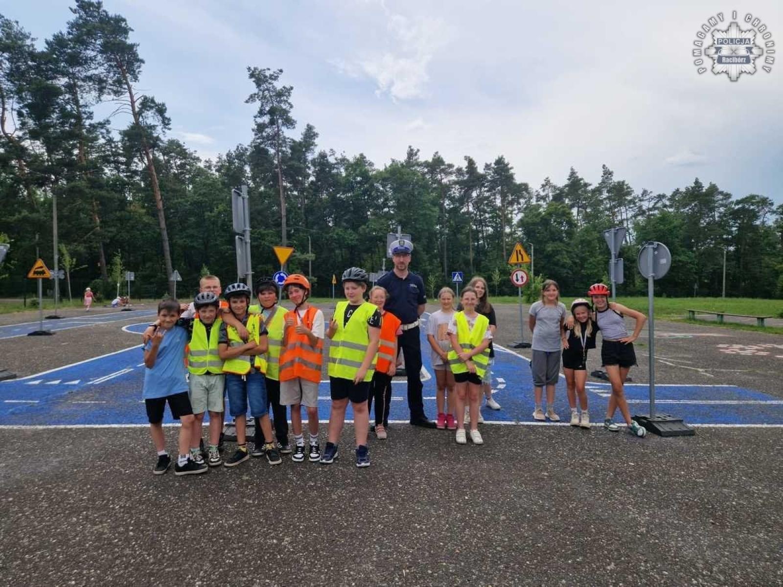 Zdjęcie w galerii na portalu naszraciborz.pl: Egzamin na kartę rowerową w Kuźni Raciborskiej – młodzi rowerzyści gotowi na wakacje wiadomości z regionu