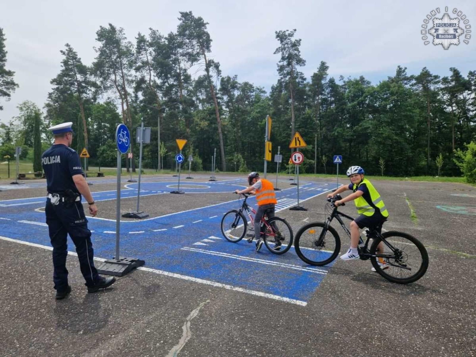 Zdjęcie w galerii na portalu naszraciborz.pl: Egzamin na kartę rowerową w Kuźni Raciborskiej – młodzi rowerzyści gotowi na wakacje wiadomości z regionu
