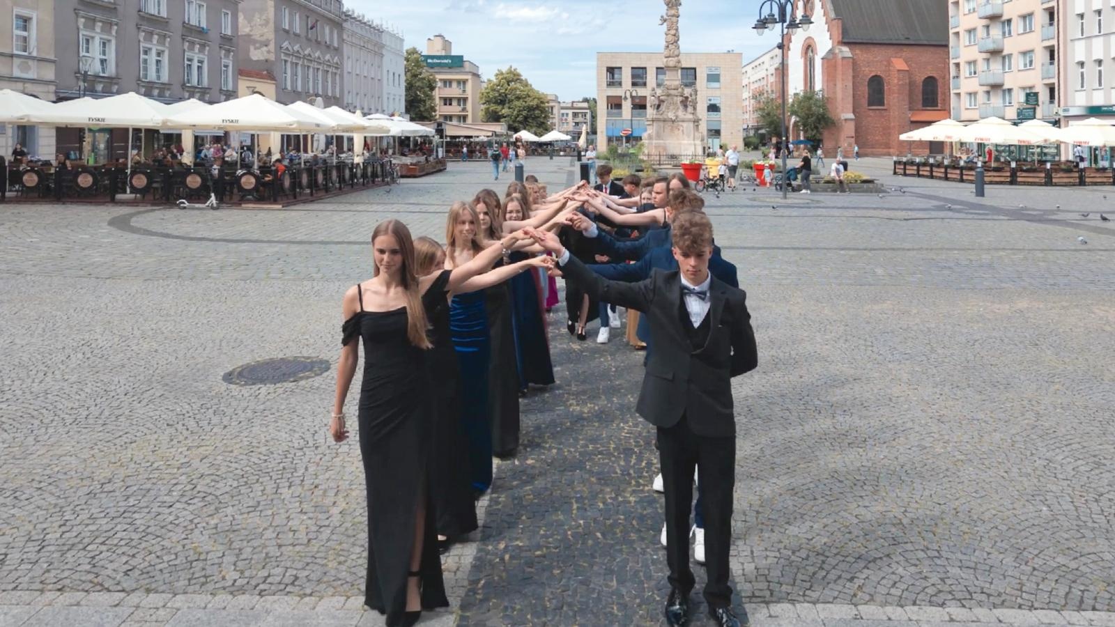 Zdjęcie w galerii na portalu naszraciborz.pl: Polonez ósmoklasistów z Trzynastki na raciborskim rynku wiadomości z regionu