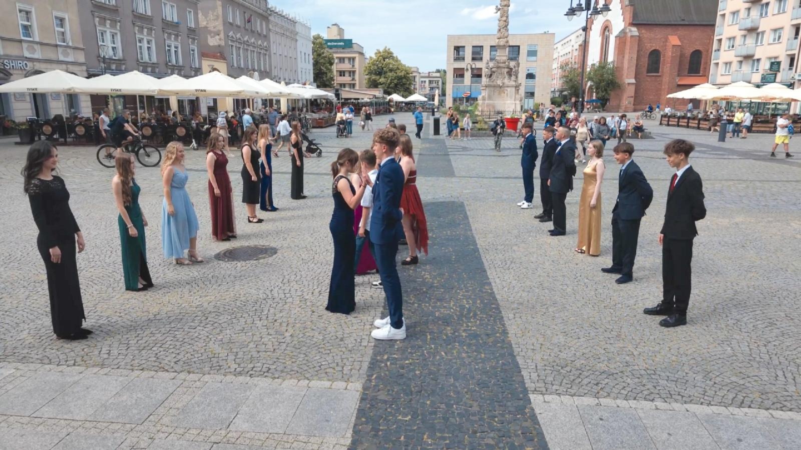 Zdjęcie w galerii na portalu naszraciborz.pl: Polonez ósmoklasistów z Trzynastki na raciborskim rynku wiadomości z regionu