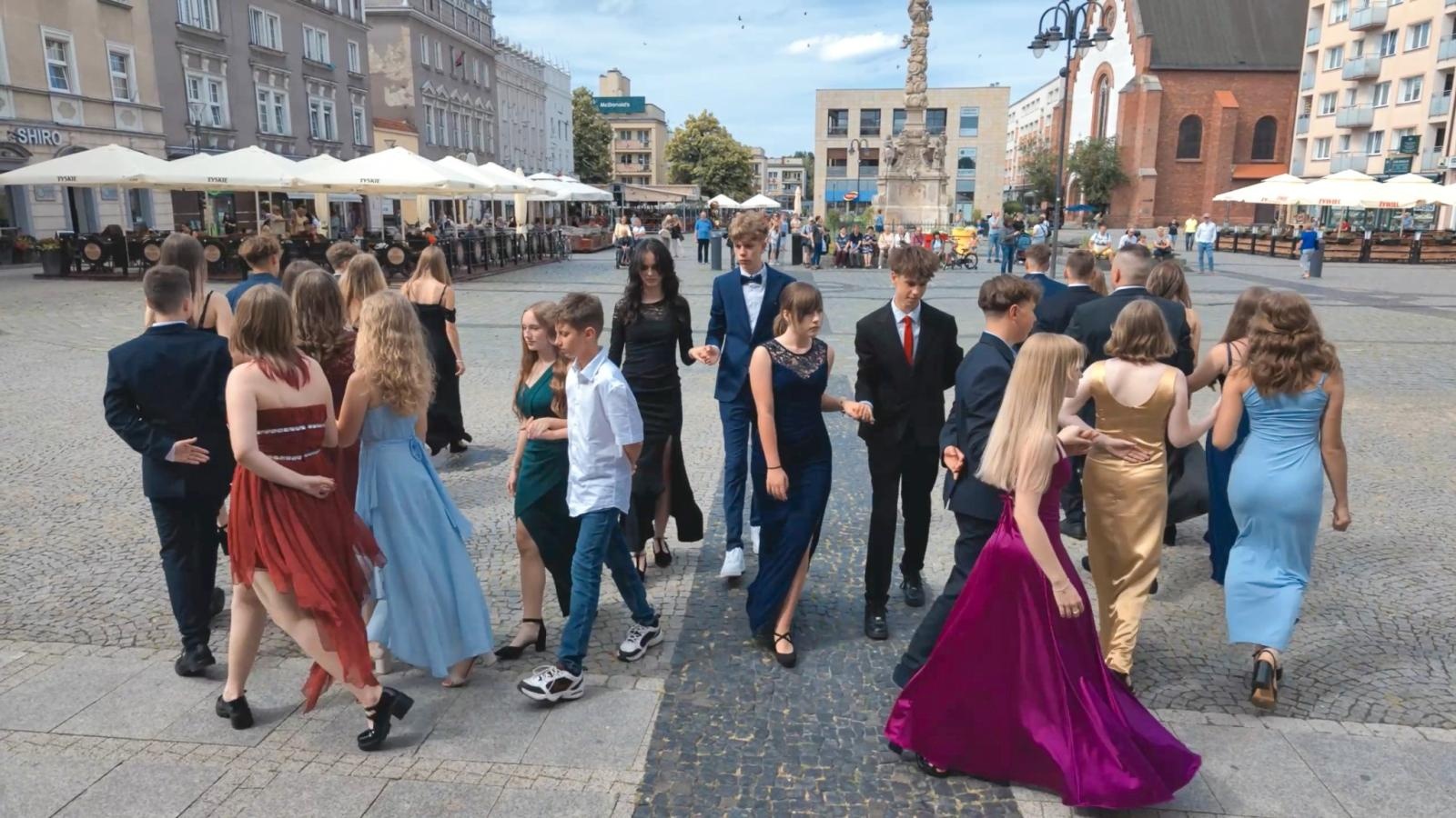 Zdjęcie w galerii na portalu naszraciborz.pl: Polonez ósmoklasistów z Trzynastki na raciborskim rynku wiadomości z regionu