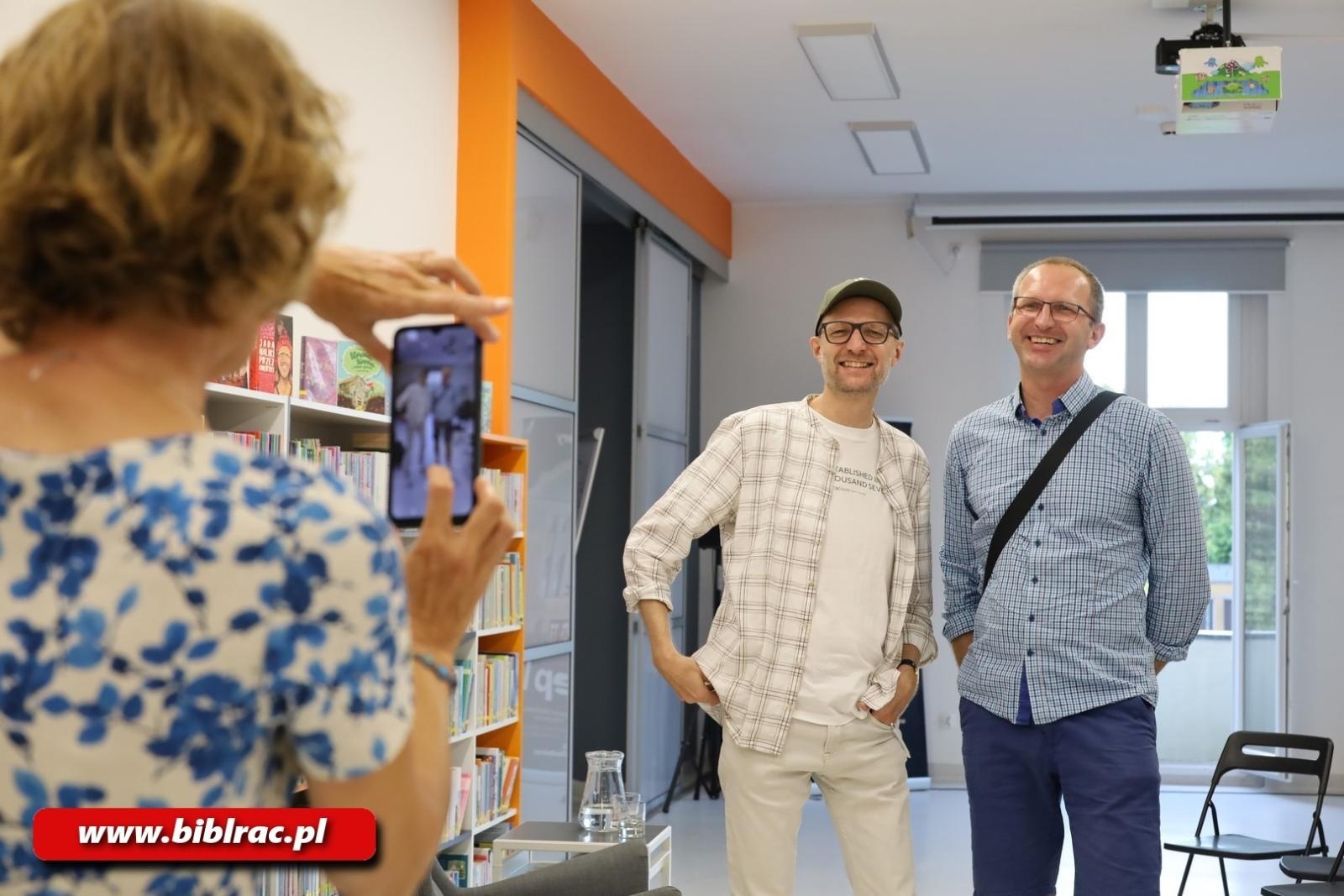 Zdjęcie w galerii na portalu naszraciborz.pl: Nie jestem najlepszym ojcem na świecie. Krystian Hanke w raciborskiej bibliotece wiadomości z regionu