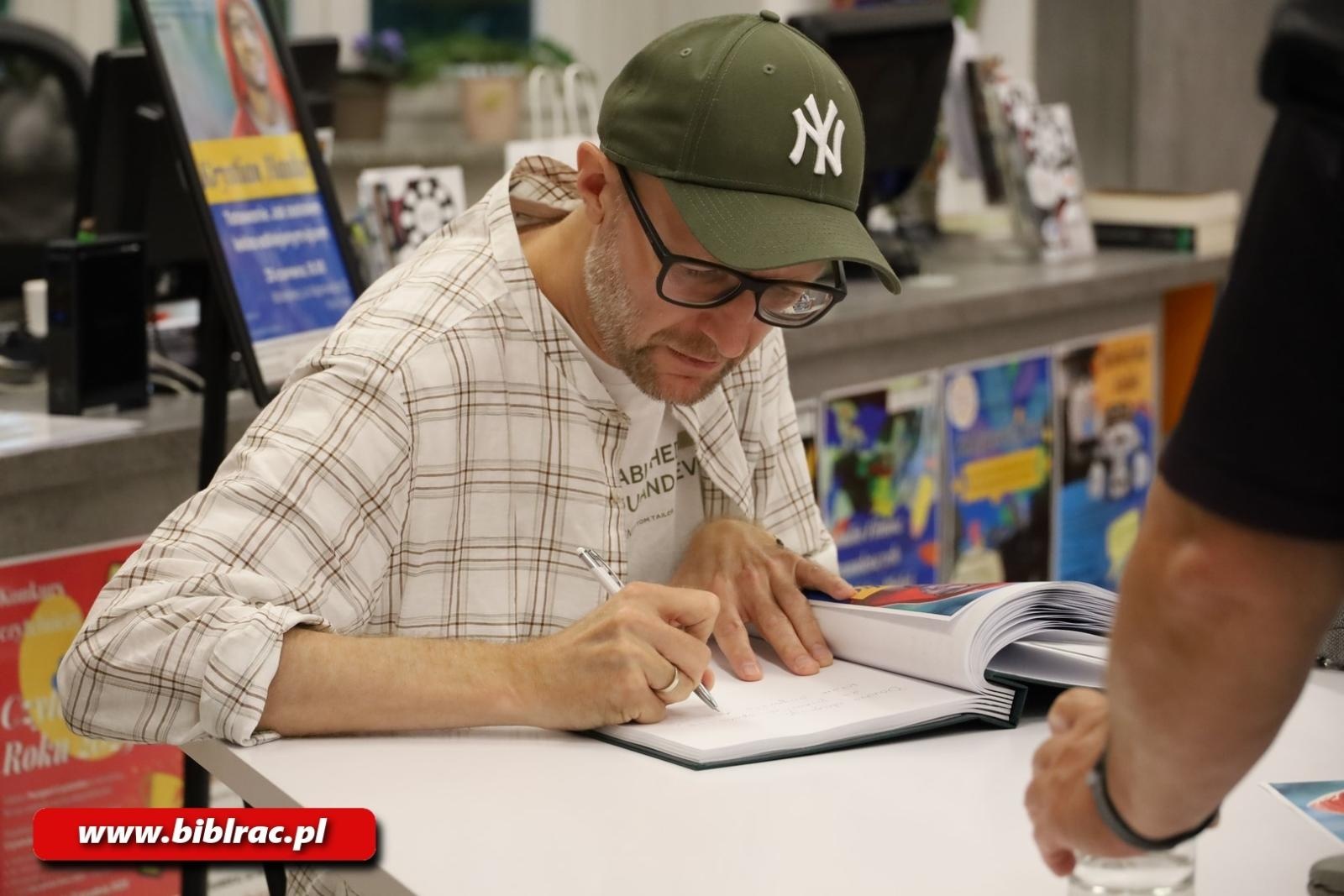 Zdjęcie w galerii na portalu naszraciborz.pl: Nie jestem najlepszym ojcem na świecie. Krystian Hanke w raciborskiej bibliotece wiadomości z regionu