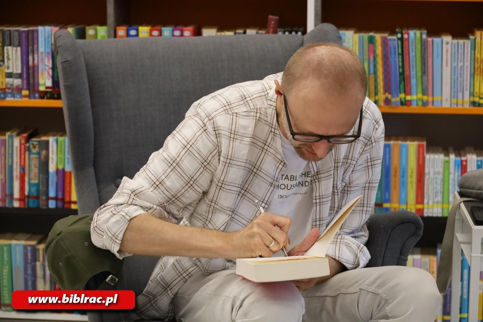 Zdjęcie w galerii na portalu naszraciborz.pl: Nie jestem najlepszym ojcem na świecie. Krystian Hanke w raciborskiej bibliotece wiadomości z regionu