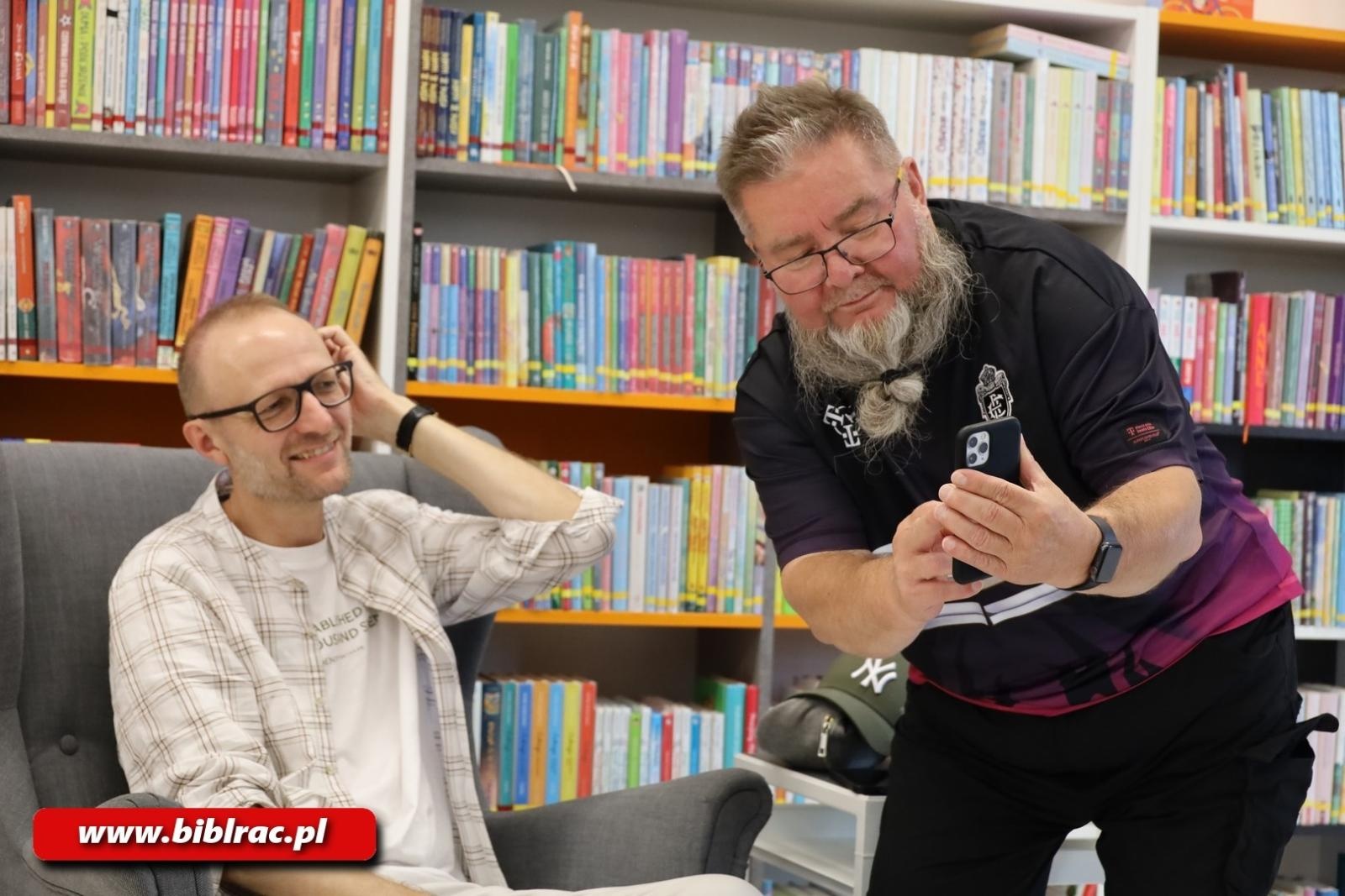 Zdjęcie w galerii na portalu naszraciborz.pl: Nie jestem najlepszym ojcem na świecie. Krystian Hanke w raciborskiej bibliotece wiadomości z regionu