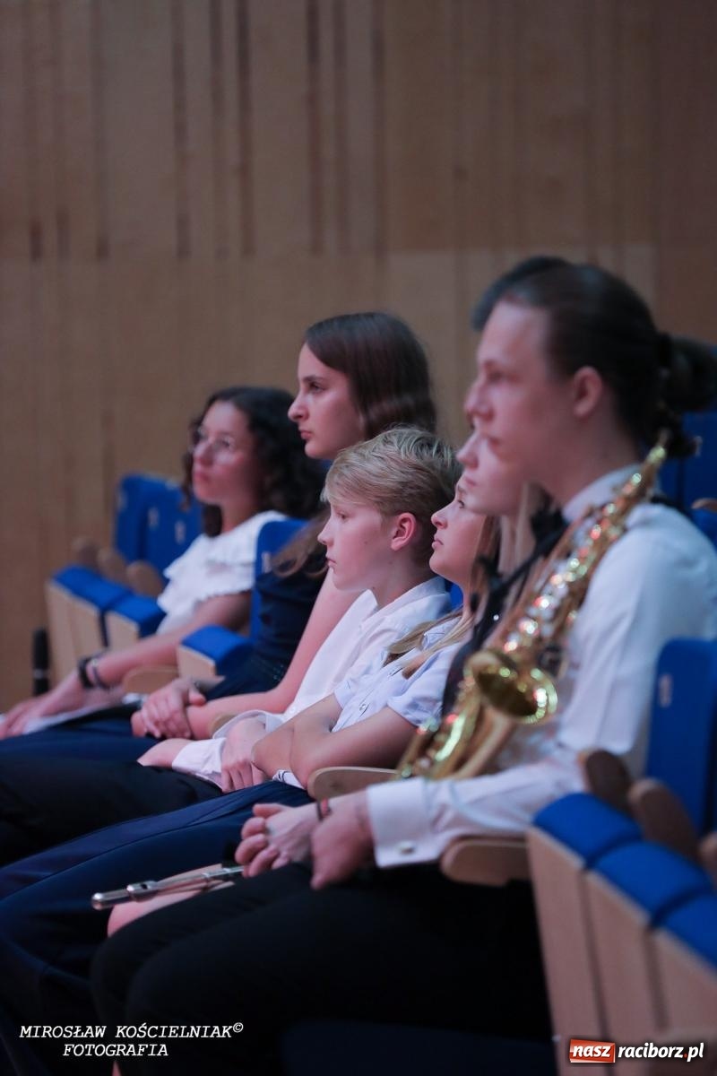 Zdjęcie w galerii na portalu naszraciborz.pl: Muzyczne pożegnanie absolwentów – koncert pełen wzruszeń i talentu wiadomości z regionu